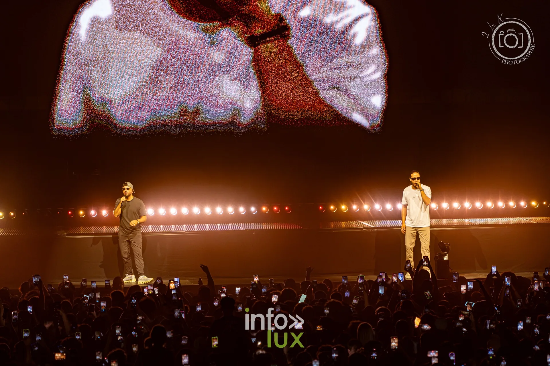 Djadja & Dinaz sur scène devant une rampe lumineuse, la salle au premier plan, concert de Djadja & Dinaz au Galaxie d’Amnéville, 26 septembre 2026