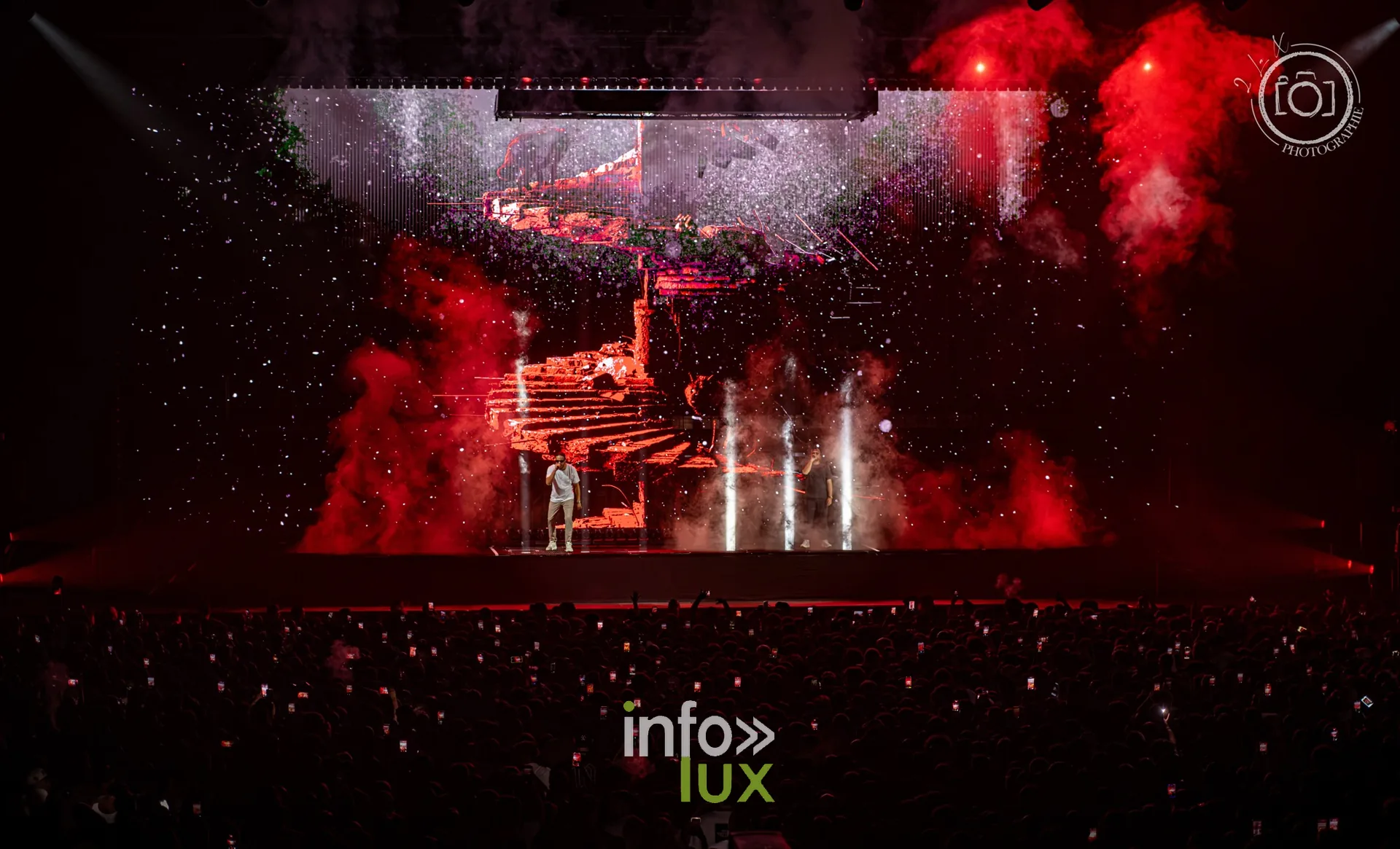 Confettis et fumée rouge sur la scène, concert de Djadja & Dinaz au Galaxie d’Amnéville, 26 septembre 2026