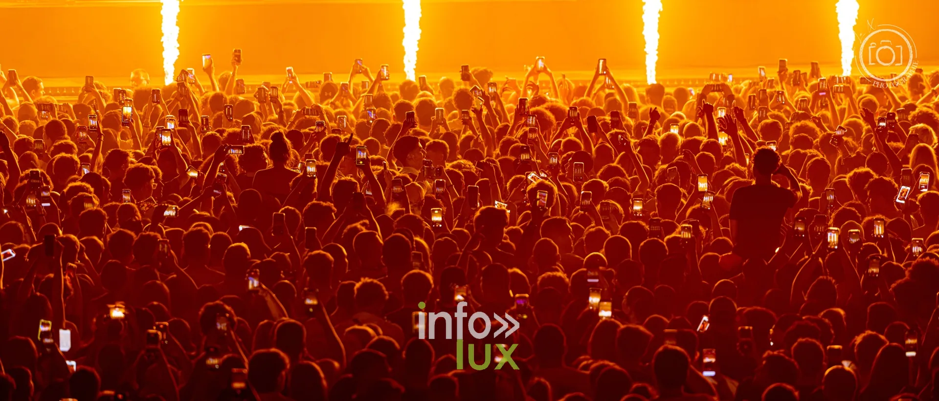 Le public sous les jets de flammes, concert de Djadja & Dinaz au Galaxie d’Amnéville, 26 septembre 2026