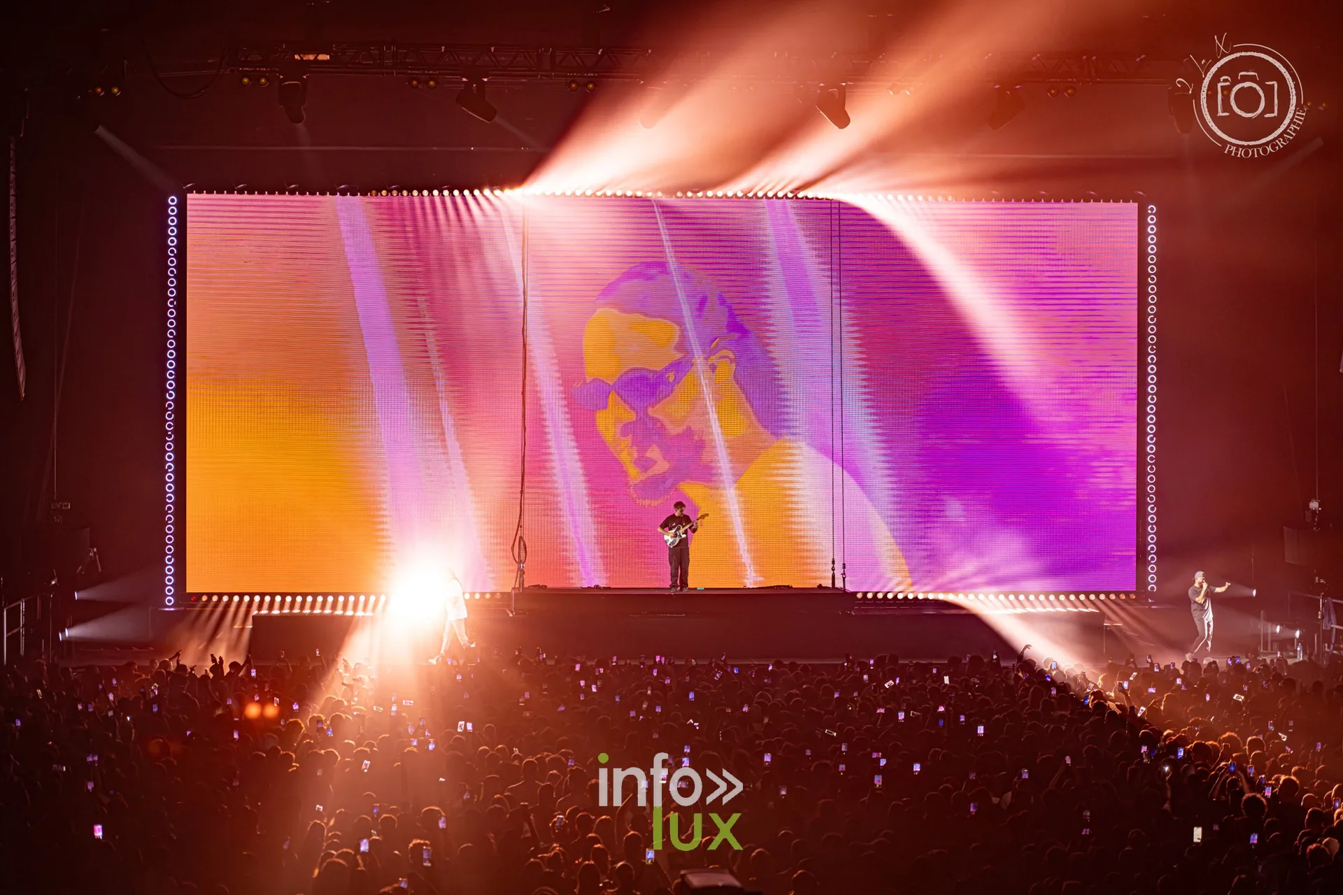 Écran orange et rose, faisceaux lumineux sur la salle, concert de Djadja & Dinaz au Galaxie d’Amnéville, 26 septembre 2026