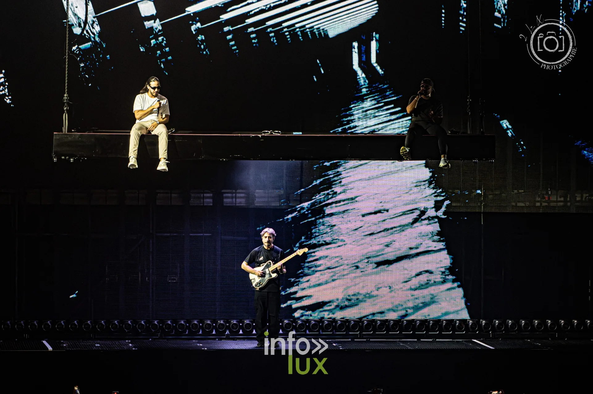 Les deux rappeurs sur la passerelle suspendue et le guitariste, concert de Djadja & Dinaz au Galaxie d’Amnéville, 26 septembre 2026