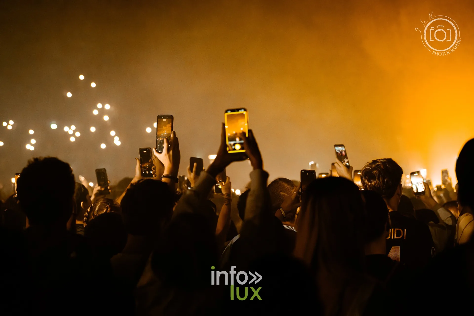 Le public, téléphones levés, sous une lumière orangée, concert de Djadja & Dinaz au Galaxie d’Amnéville, 26 septembre 2026