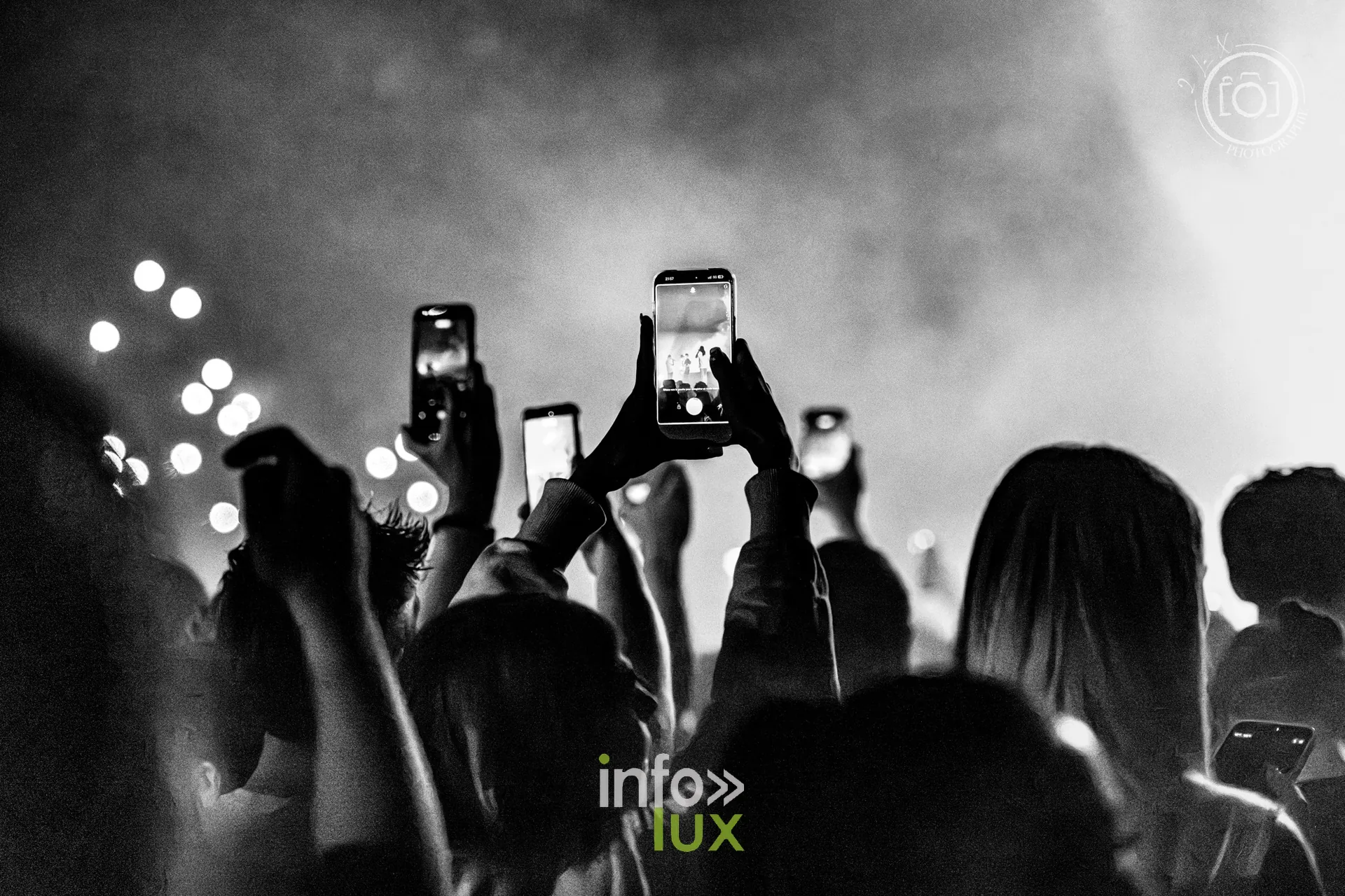 Le public filmant le concert, en noir et blanc, concert de Djadja & Dinaz au Galaxie d’Amnéville, 26 septembre 2026