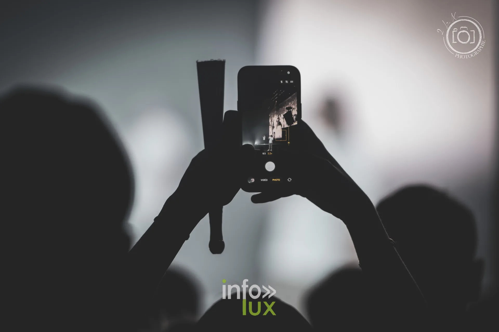 Un spectateur filme la scène avec son téléphone, en noir et blanc, concert de Djadja & Dinaz au Galaxie d’Amnéville, 26 septembre 2026