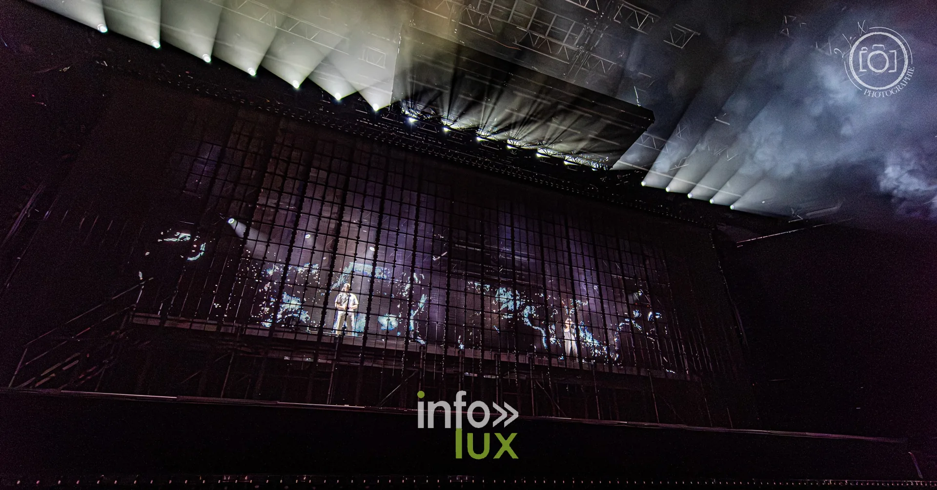 Décor sombre, faisceaux et fumée au-dessus de la scène, concert de Djadja & Dinaz au Galaxie d’Amnéville, 26 septembre 2026