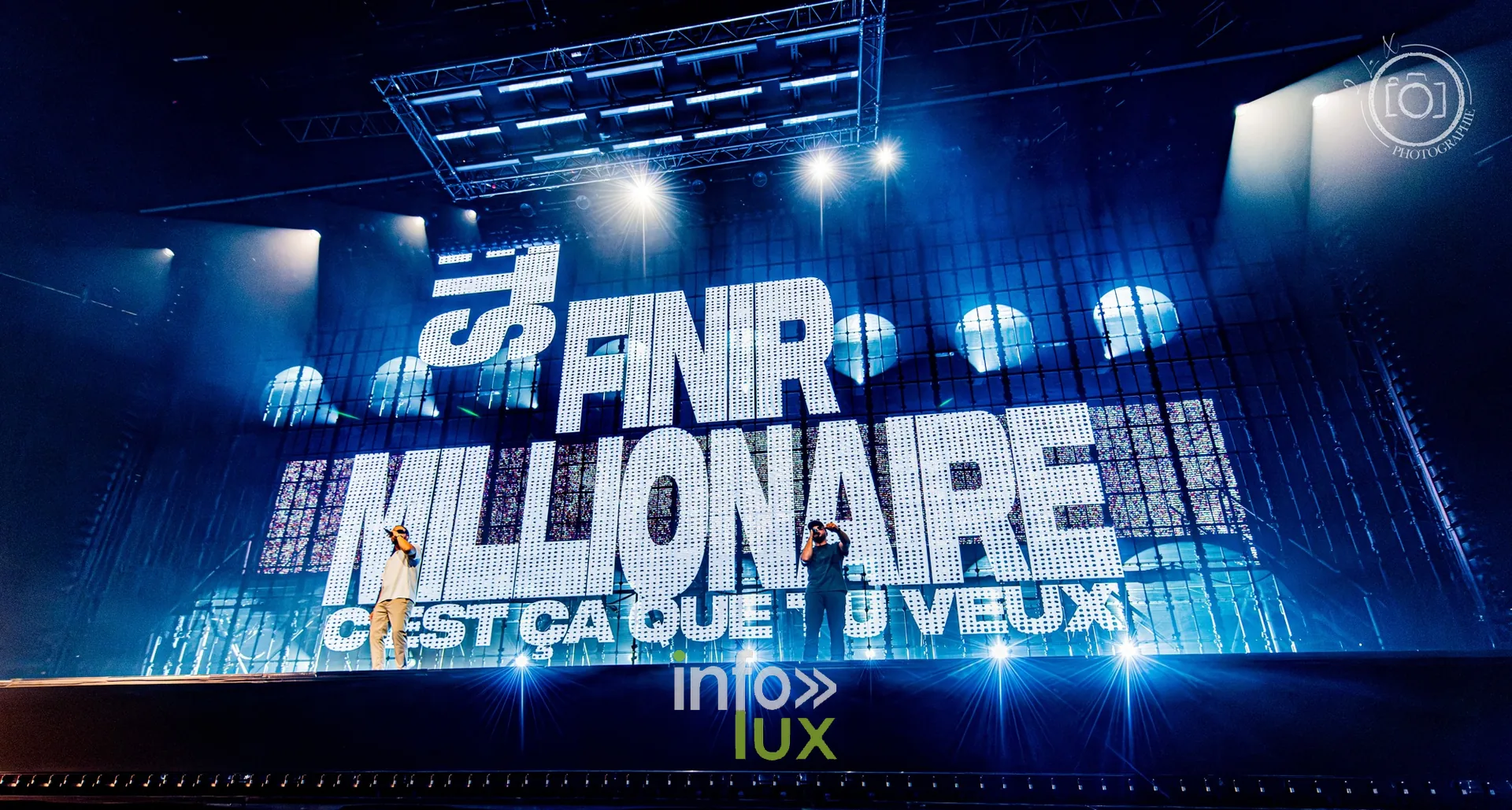 Paroles affichées en lettres géantes sur l’écran bleu, concert de Djadja & Dinaz au Galaxie d’Amnéville, 26 septembre 2026