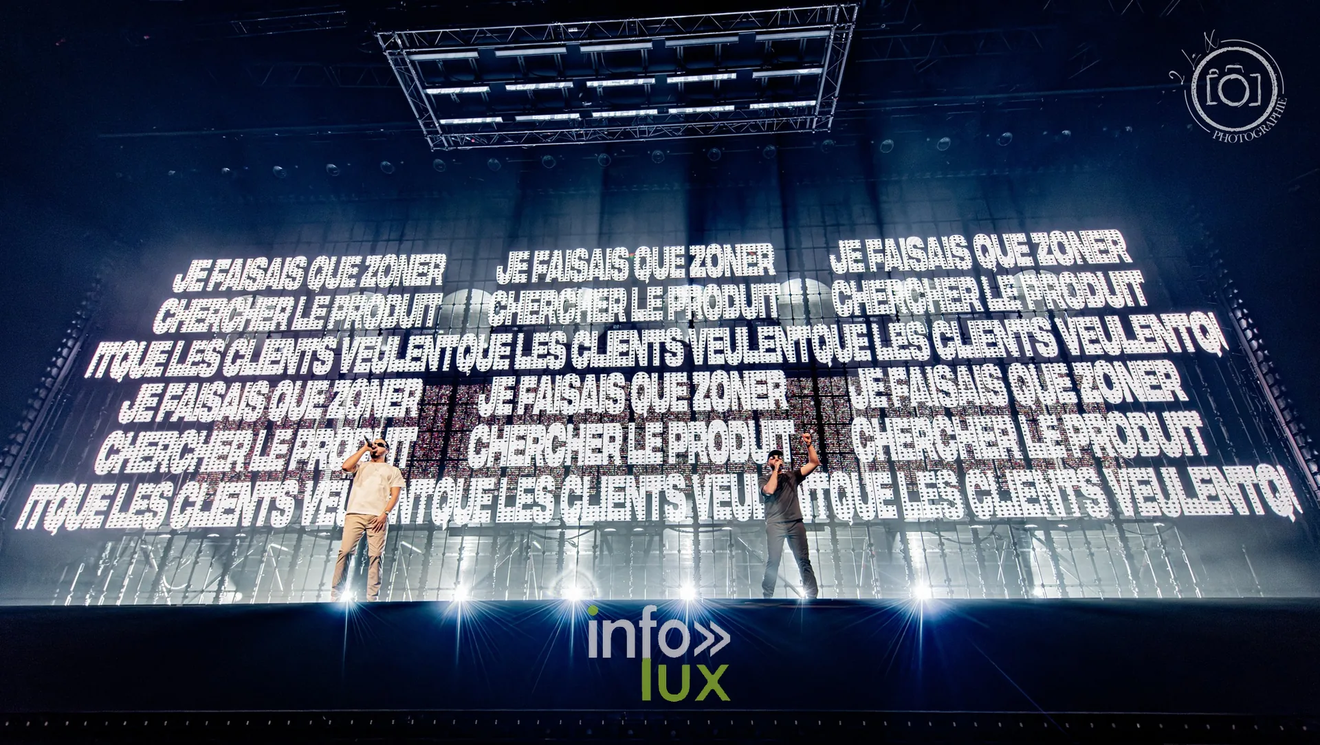 Mur de paroles sur l’écran, les deux rappeurs sur scène, concert de Djadja & Dinaz au Galaxie d’Amnéville, 26 septembre 2026