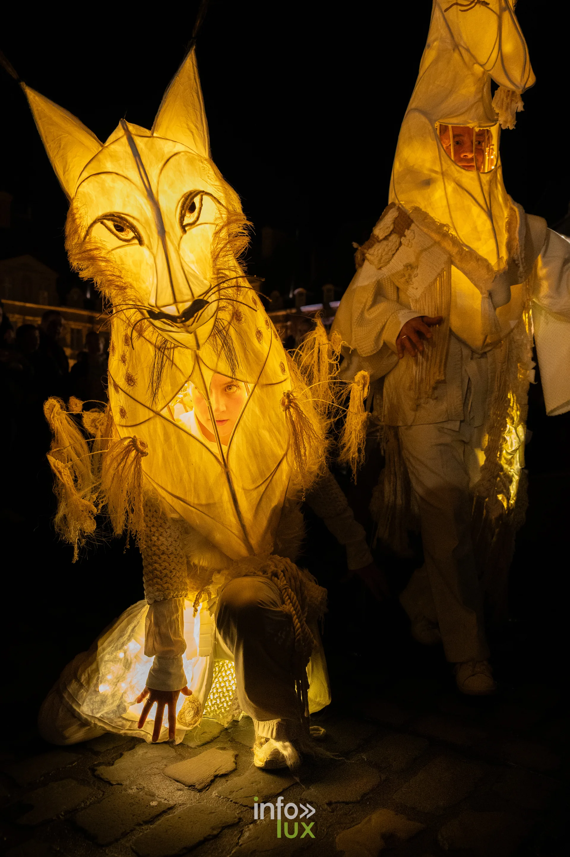 Lanterne géante en forme de renard dans un cortège nocturne, photo Dolorès Photographie