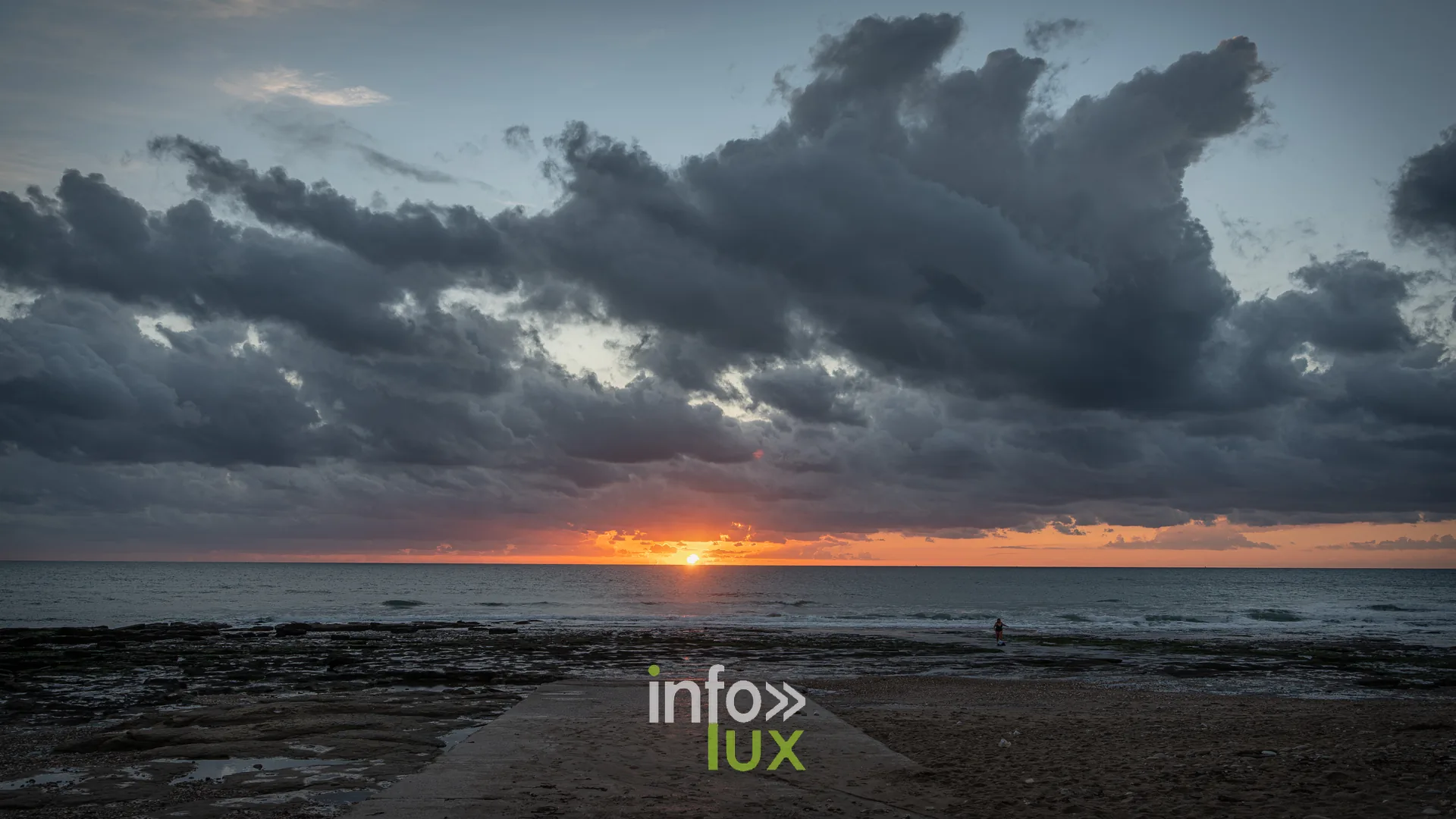Coucher de soleil sur la mer à marée basse, photo Dolorès Photographie