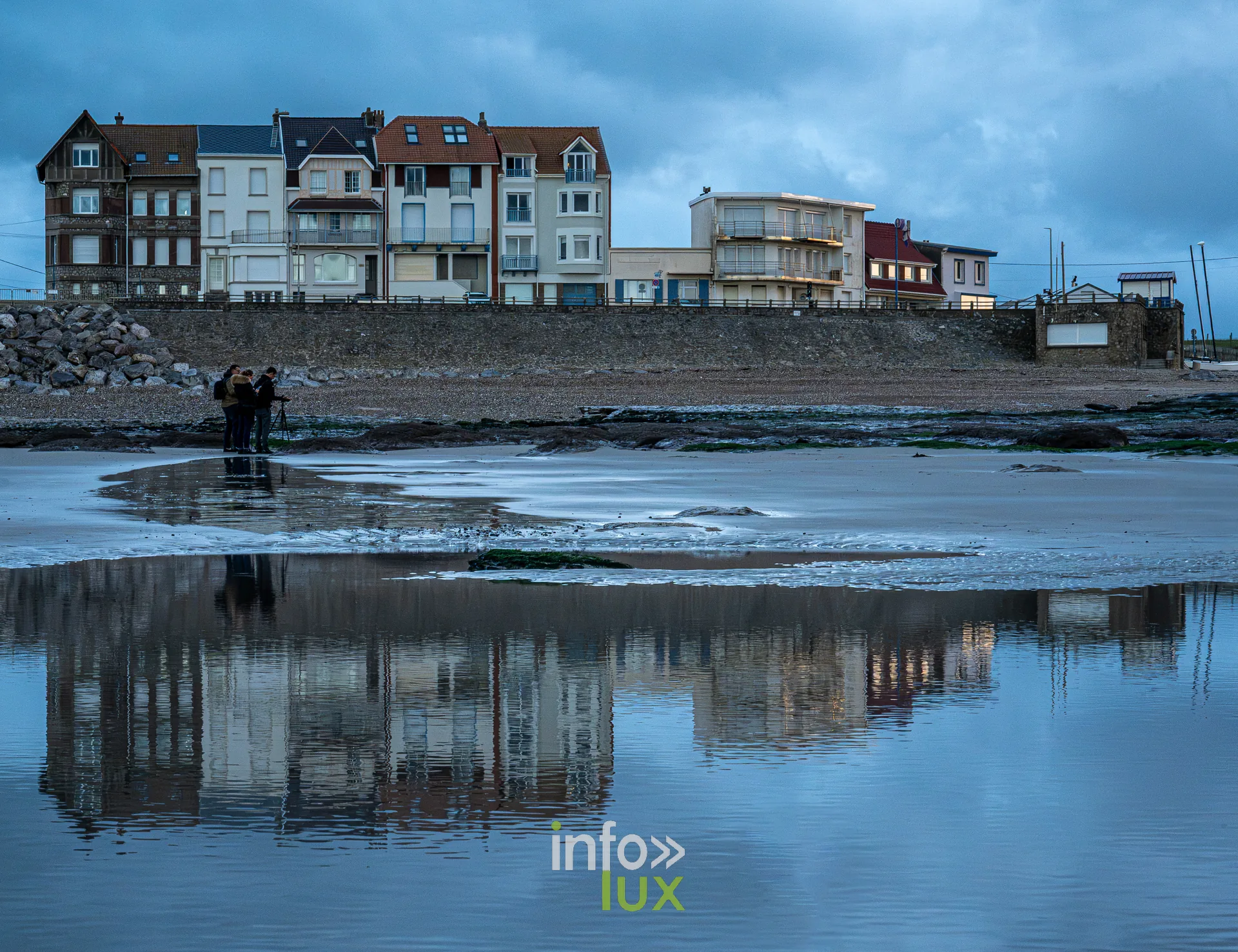 Façades du front de mer reflétées sur la plage à marée basse, photo Dolorès Photographie