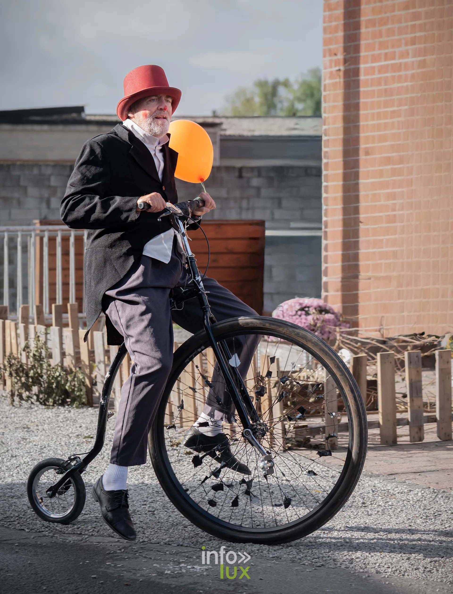 Homme en haut-de-forme sur un grand-bi, photo Dolorès Photographie