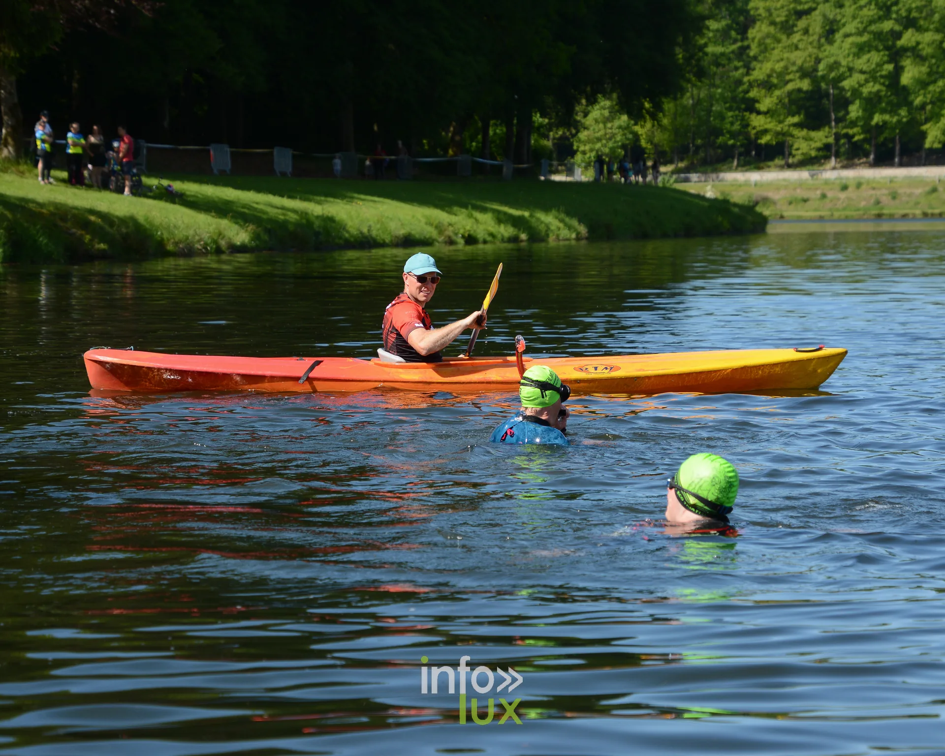 Kayakiste accompagnant des nageurs sur une rivière, photo Dolorès Photographie