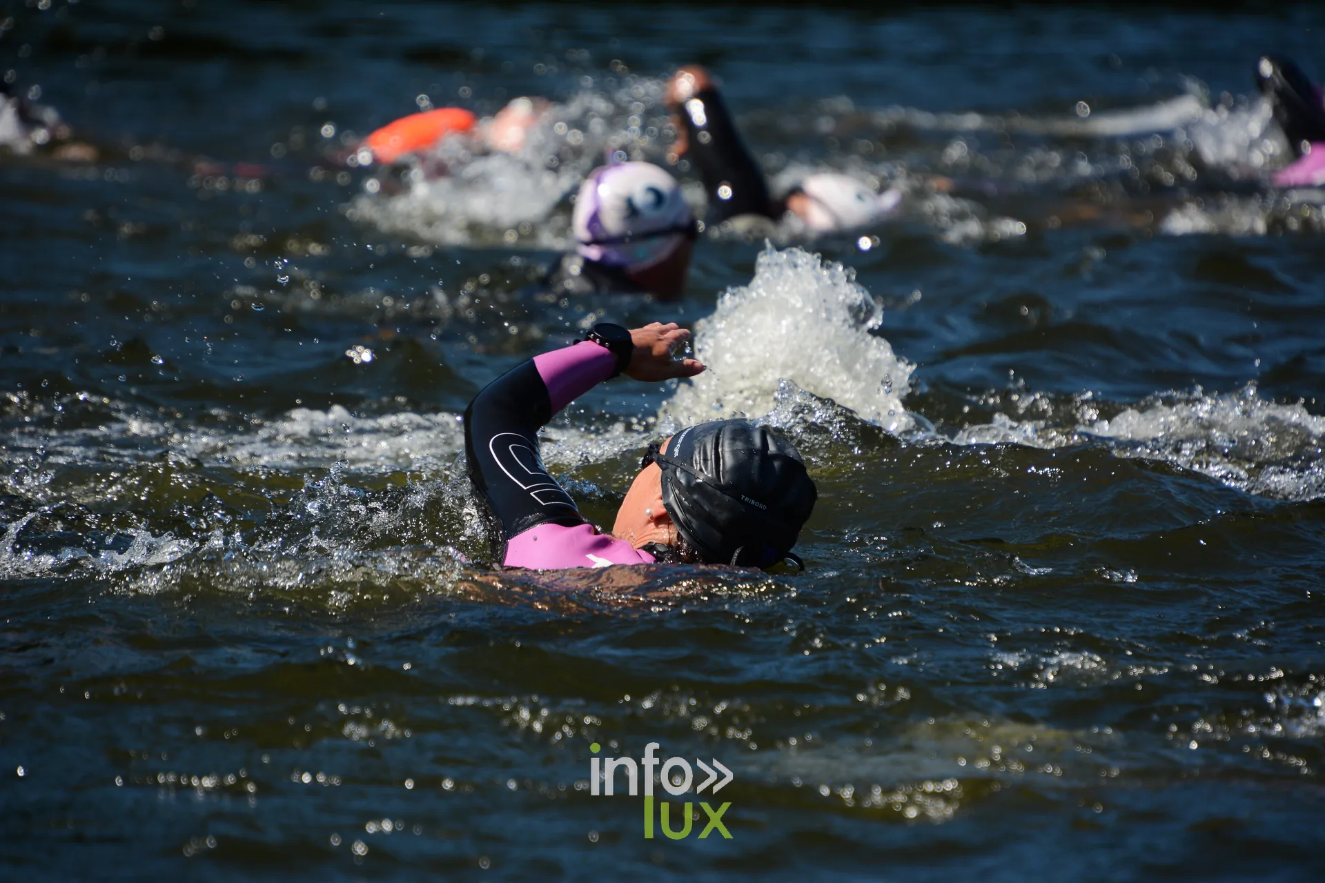 Nageurs en combinaison lors d’une épreuve en eau libre, photo Dolorès Photographie