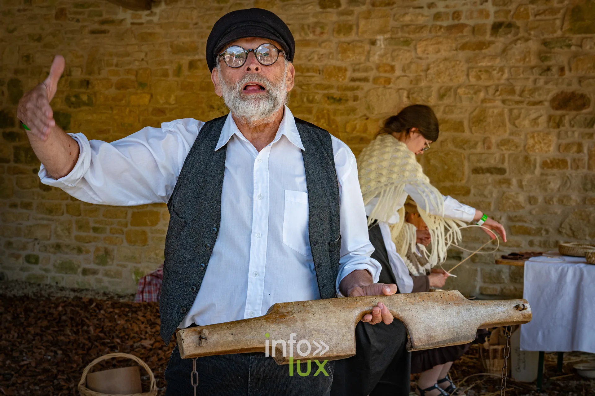 Artisan en costume d’époque présentant un outil en bois, photo Dolorès Photographie
