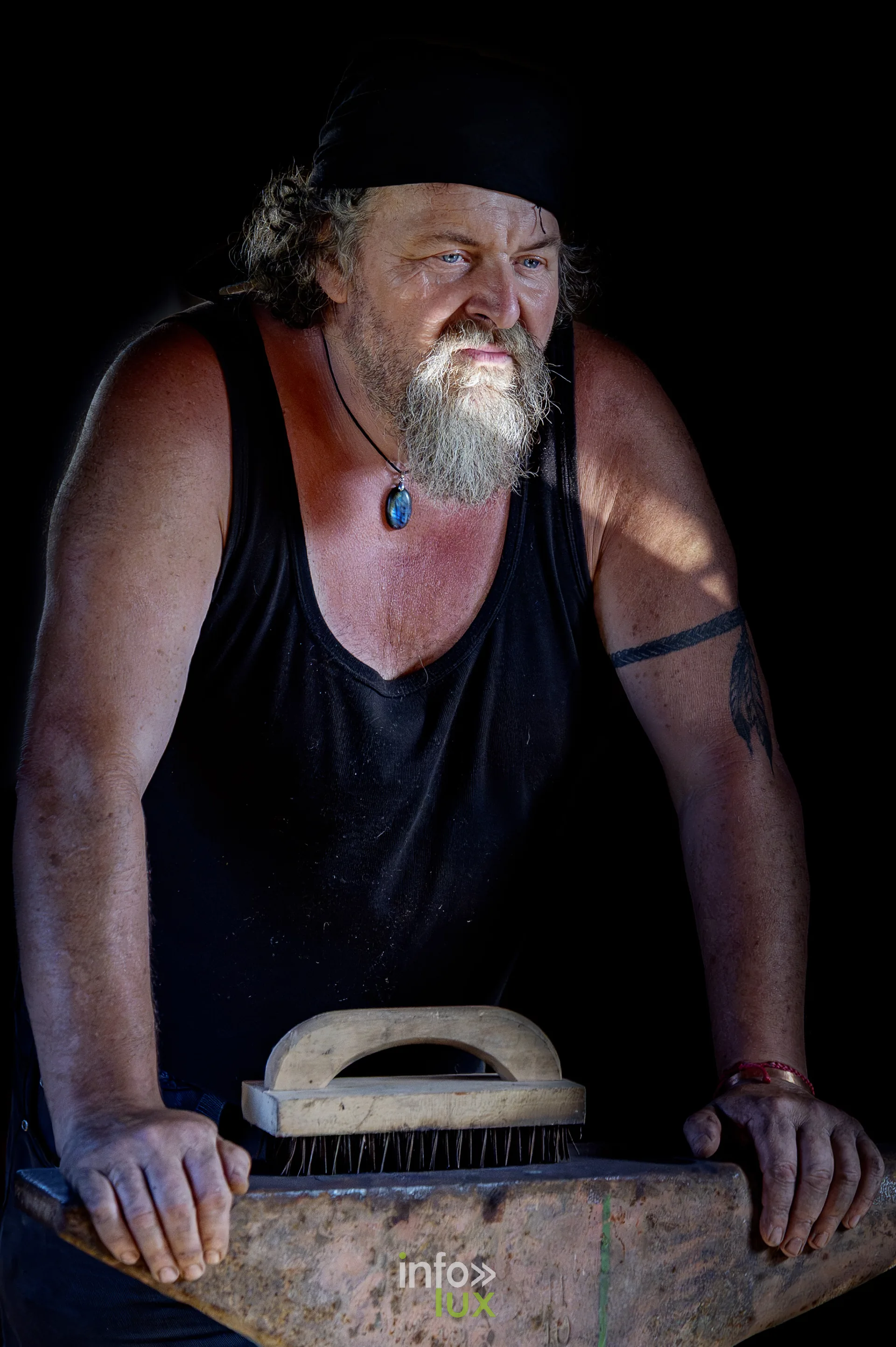 Portrait d’un homme barbu accoudé à une enclume, photo Dolorès Photographie