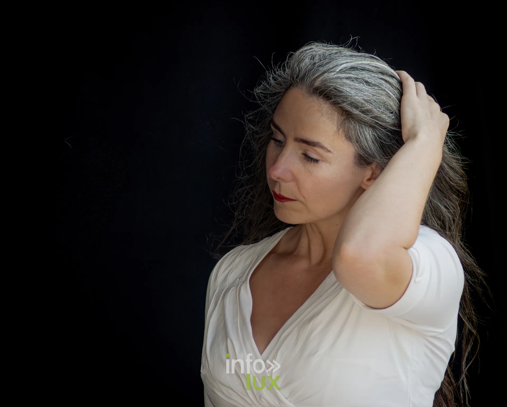 Portrait d’une femme aux cheveux gris sur fond noir, photo Dolorès Photographie