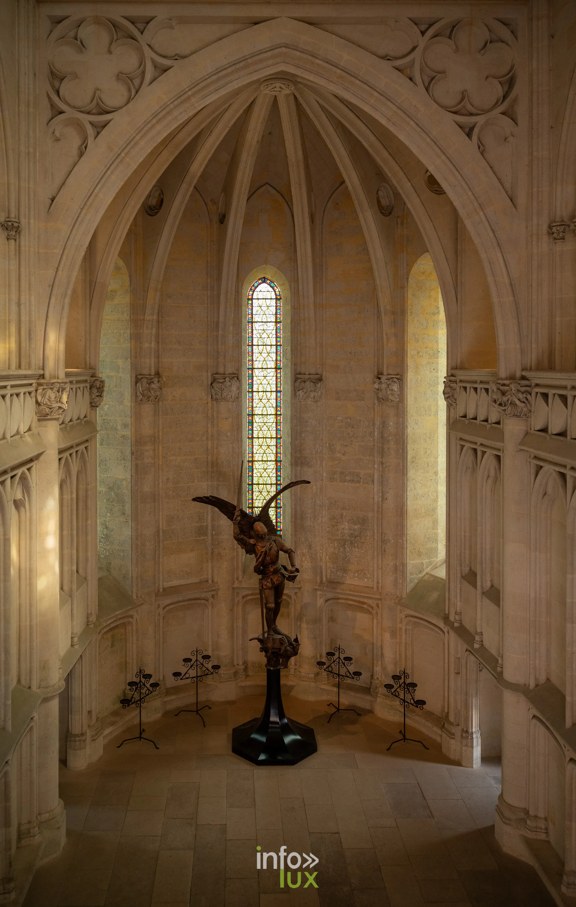 Chapelle gothique et statue en bronze, photo Dolorès Photographie