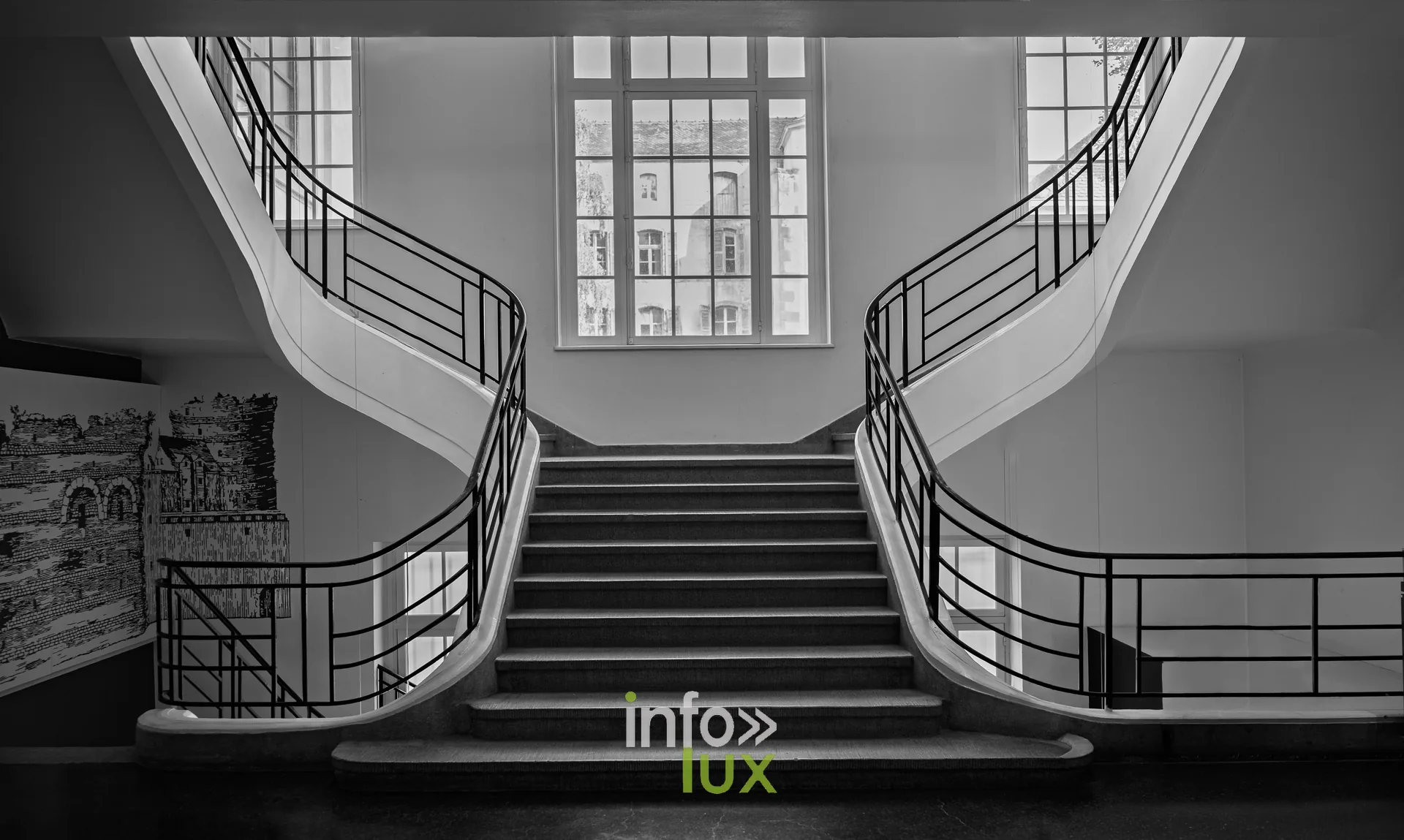 Escalier à double révolution, en noir et blanc, photo Dolorès Photographie