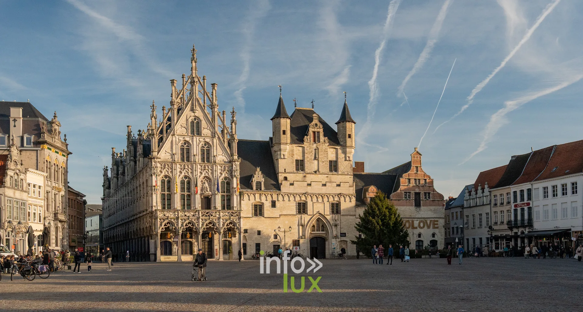 Grand-Place et hôtel de ville gothique, photo Dolorès Photographie