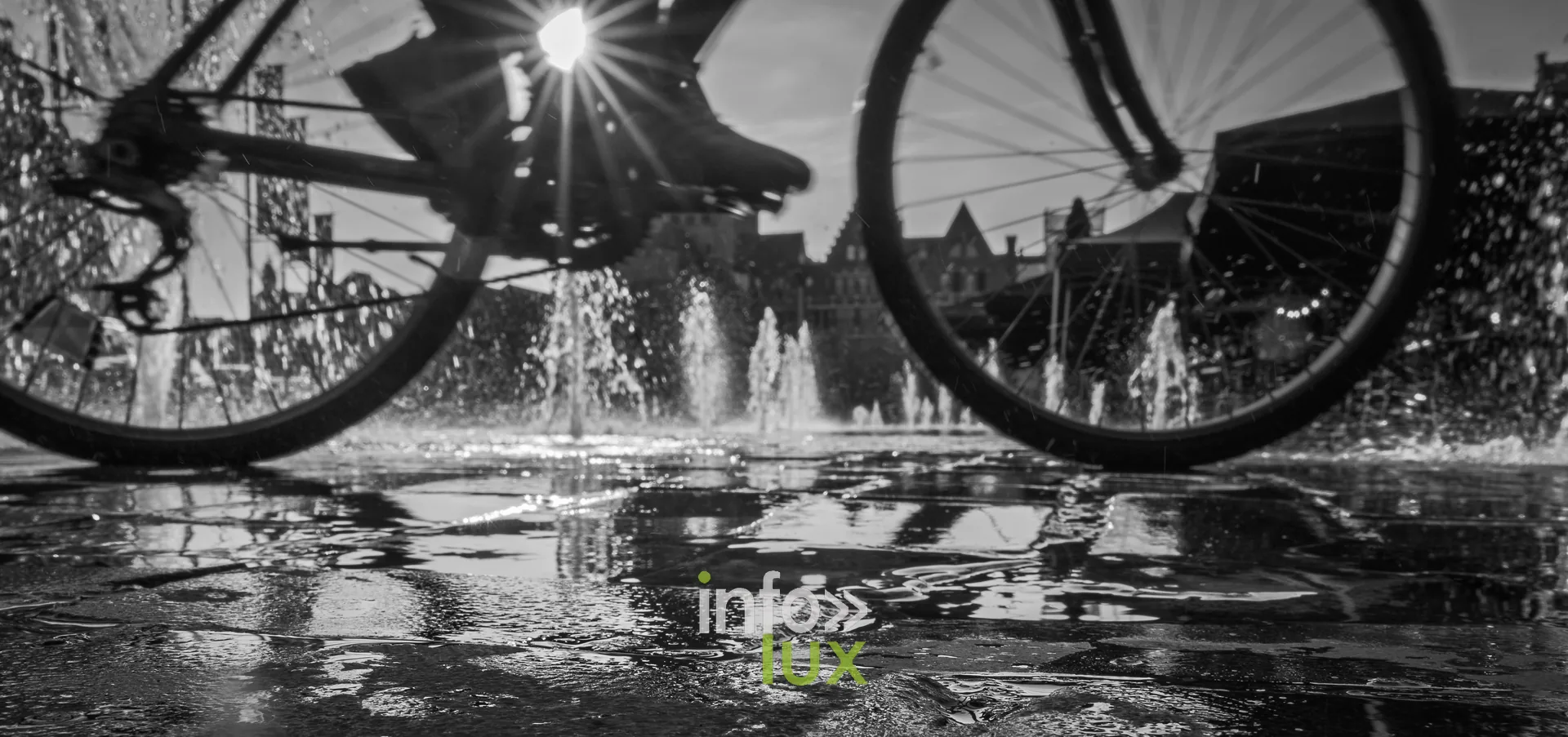 Roues de vélo et jets d’eau d’une fontaine, en noir et blanc, photo Dolorès Photographie