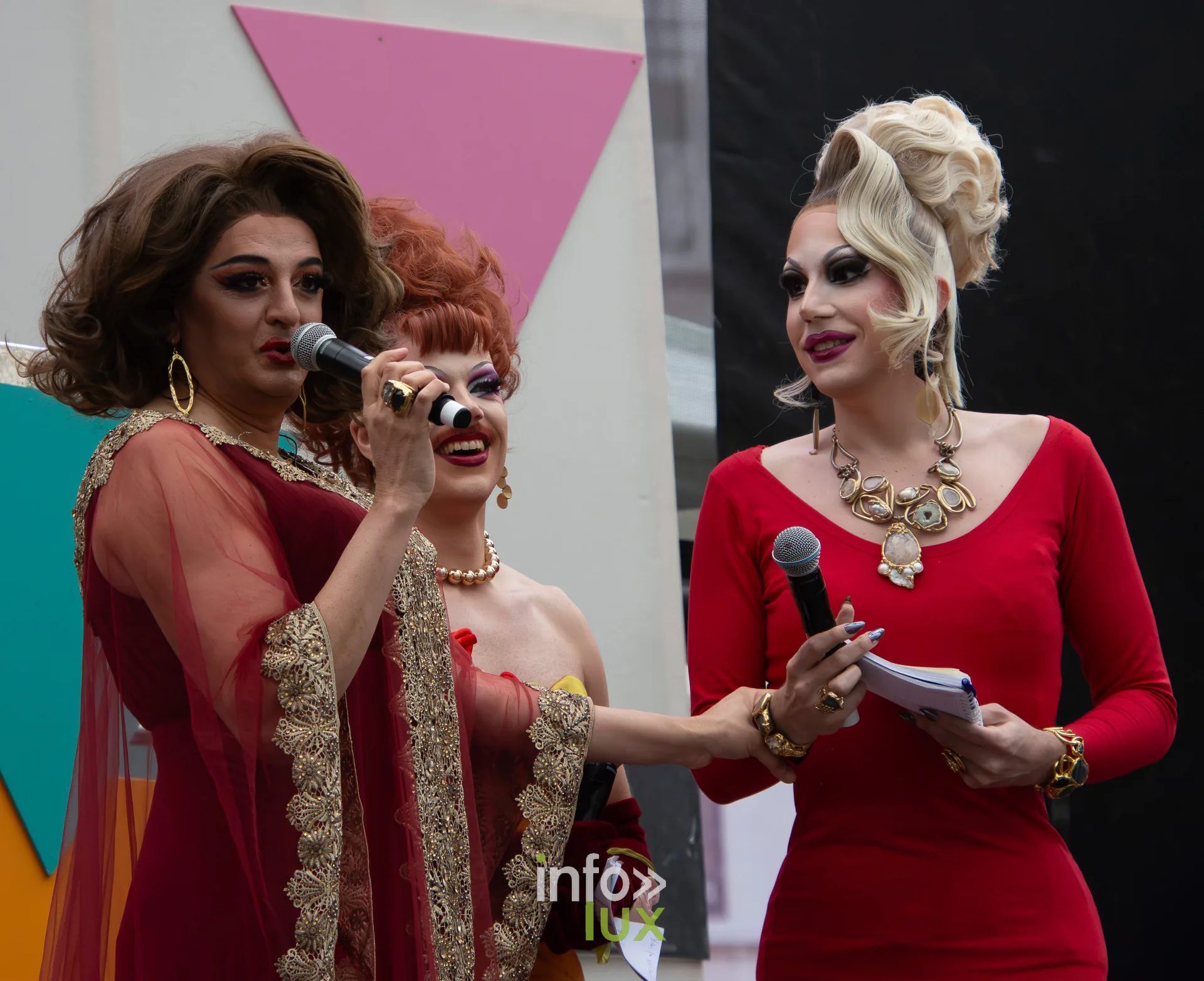 Trois drag-queens sur scène, micro en main, photo Dolorès Photographie