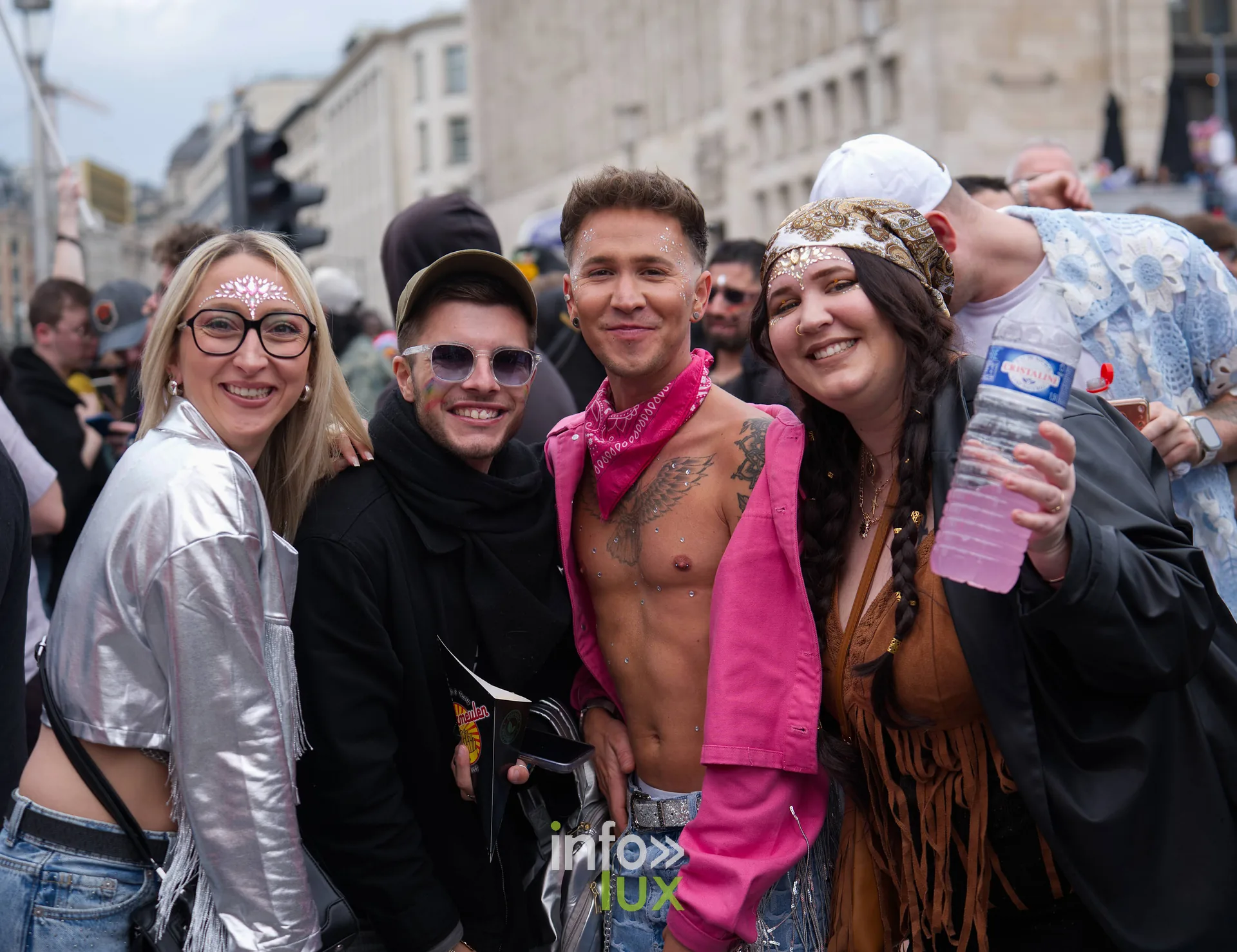 Groupe de fêtards posant dans la rue, photo Dolorès Photographie