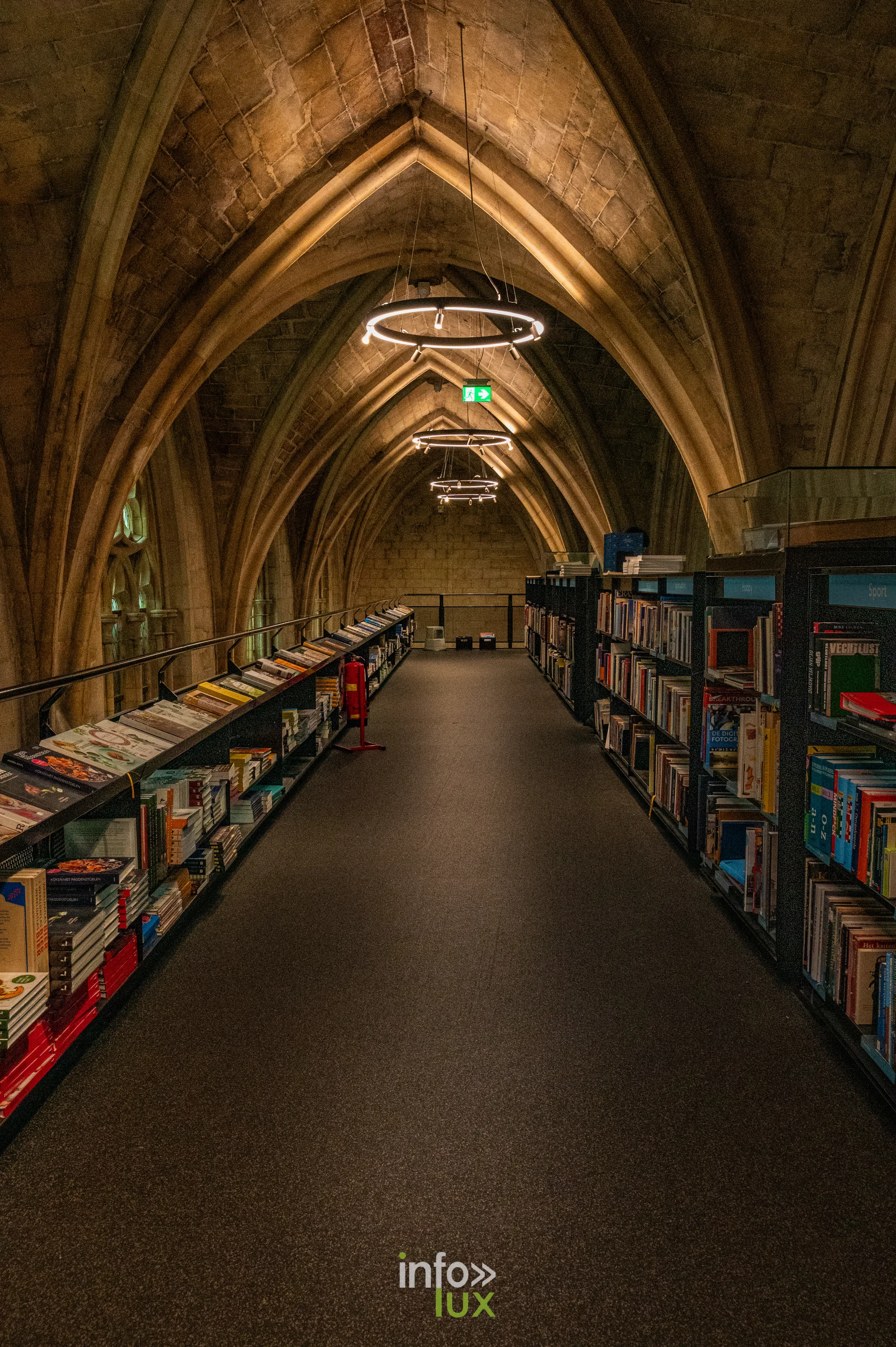 Librairie installée sous des voûtes gothiques, photo Dolorès Photographie