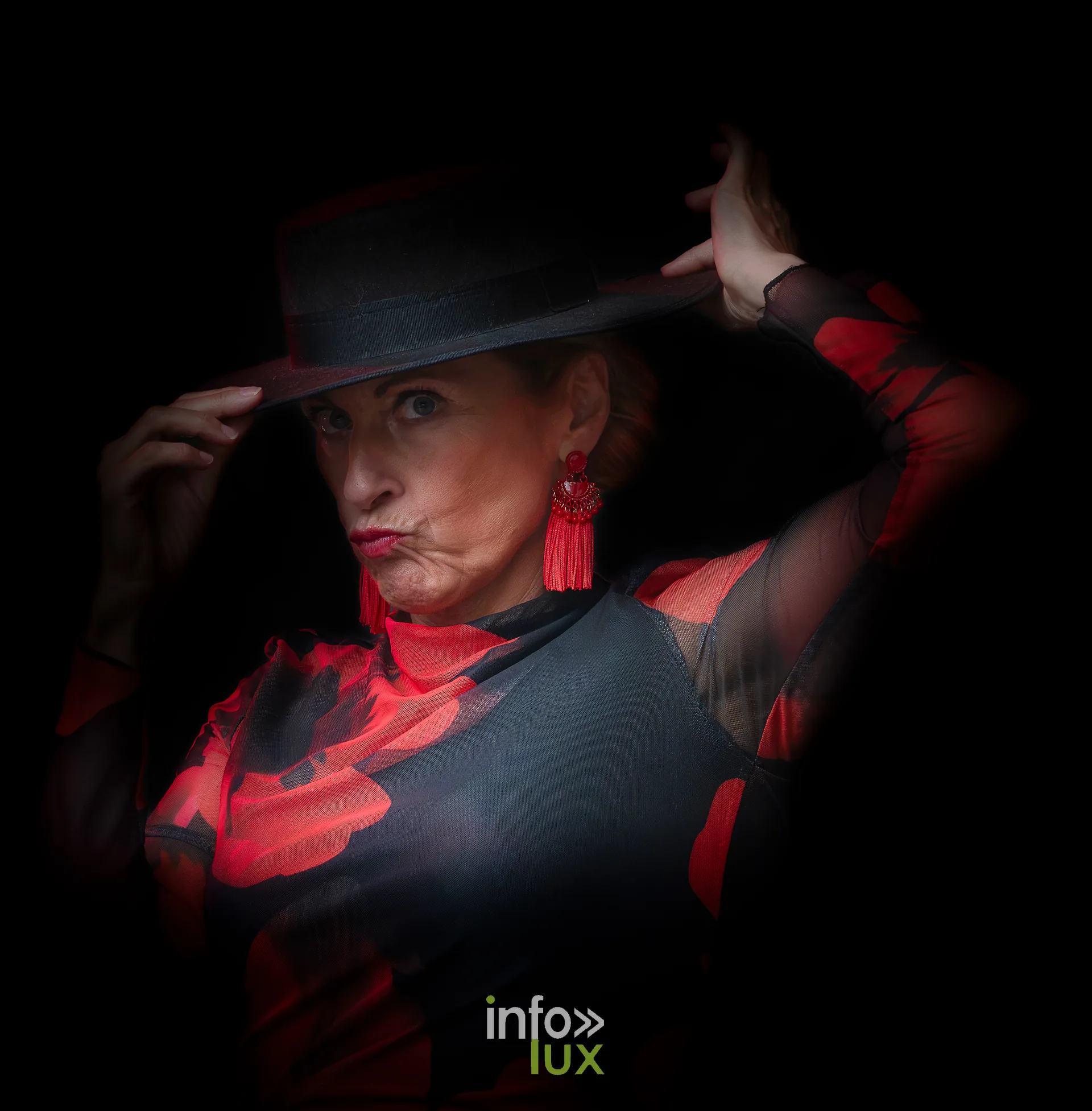 Portrait d’une femme au chapeau noir, photo Dolorès Photographie