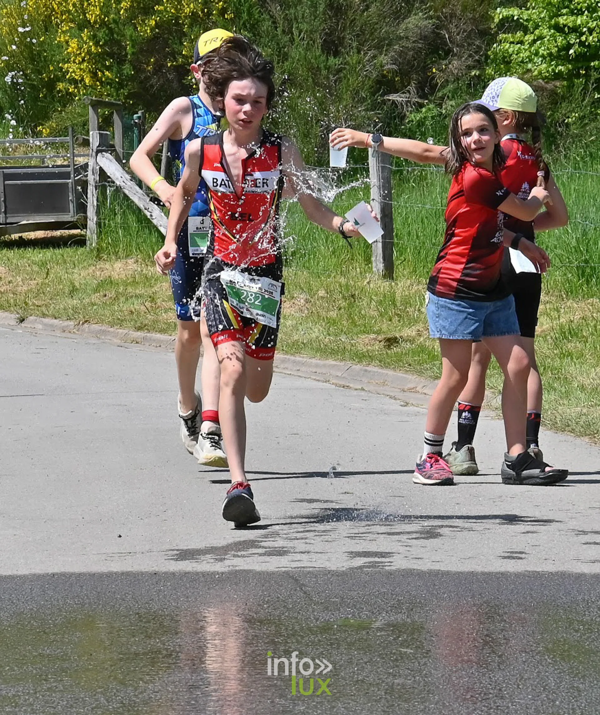 Jeunes triathlètes en course, arrosés d’eau, photo Dolorès Photographie