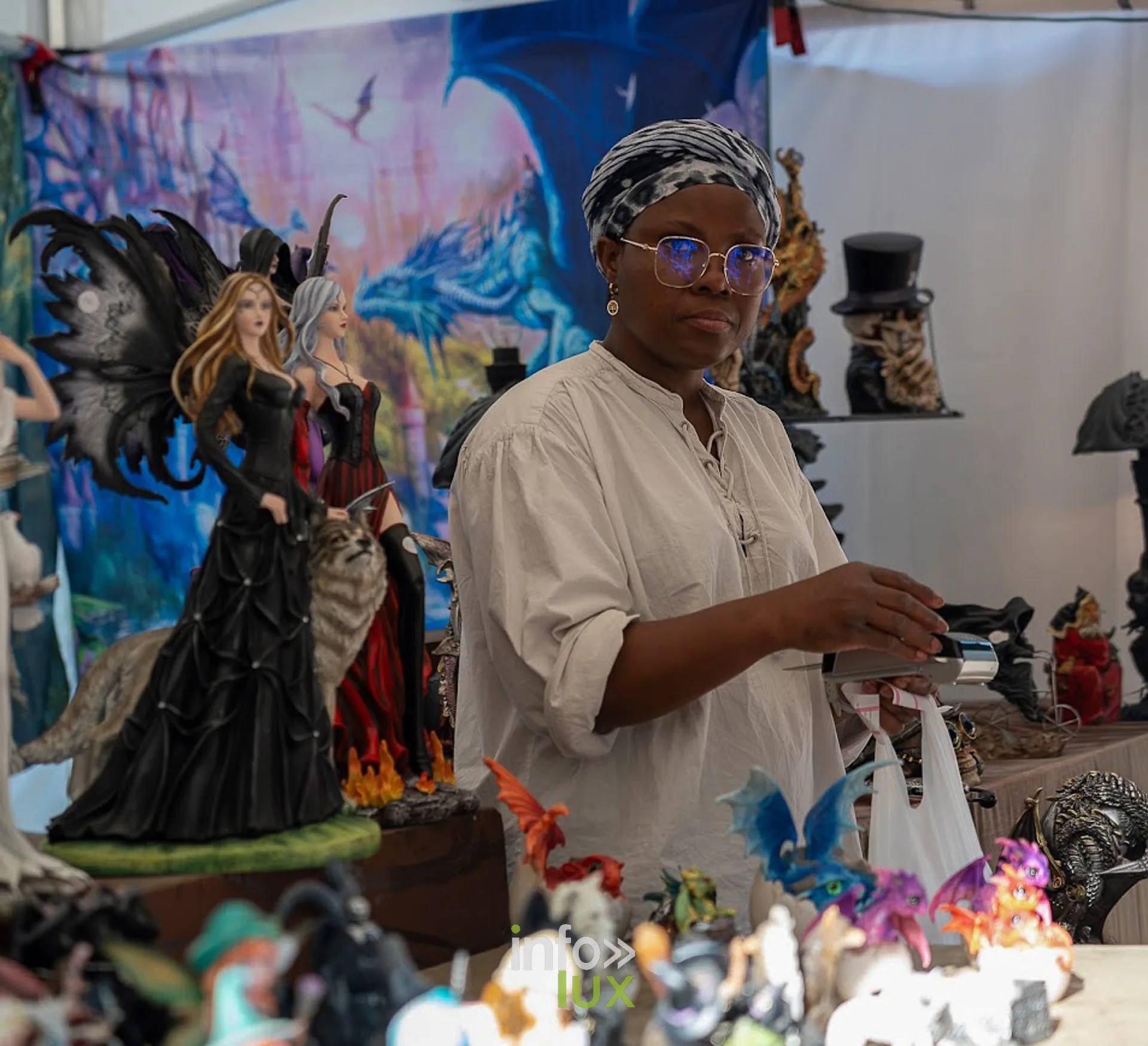 Exposante derrière son stand de figurines fantastiques, photo Dolorès Photographie