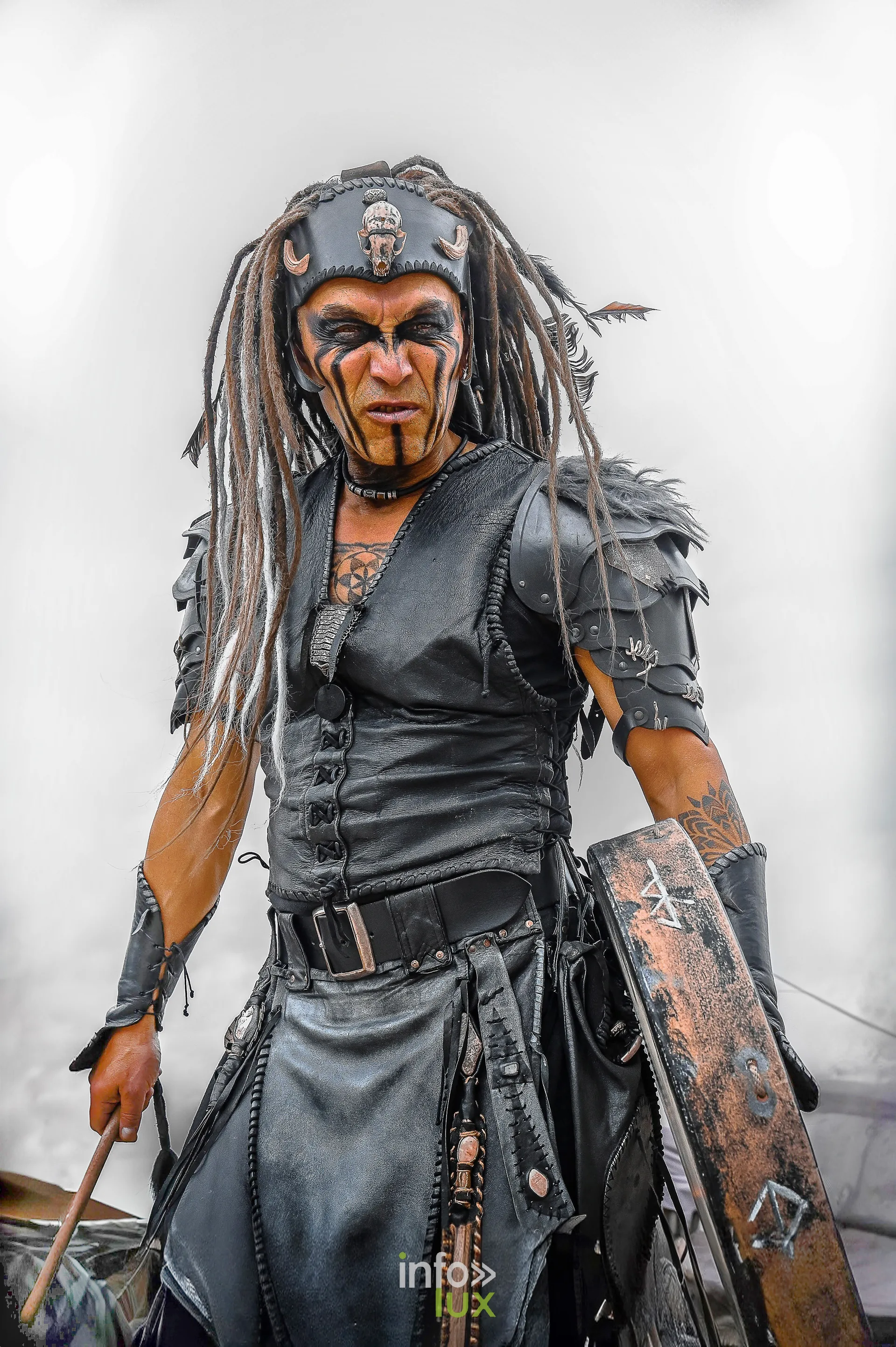 Personnage costumé en guerrier post-apocalyptique, photo Dolorès Photographie