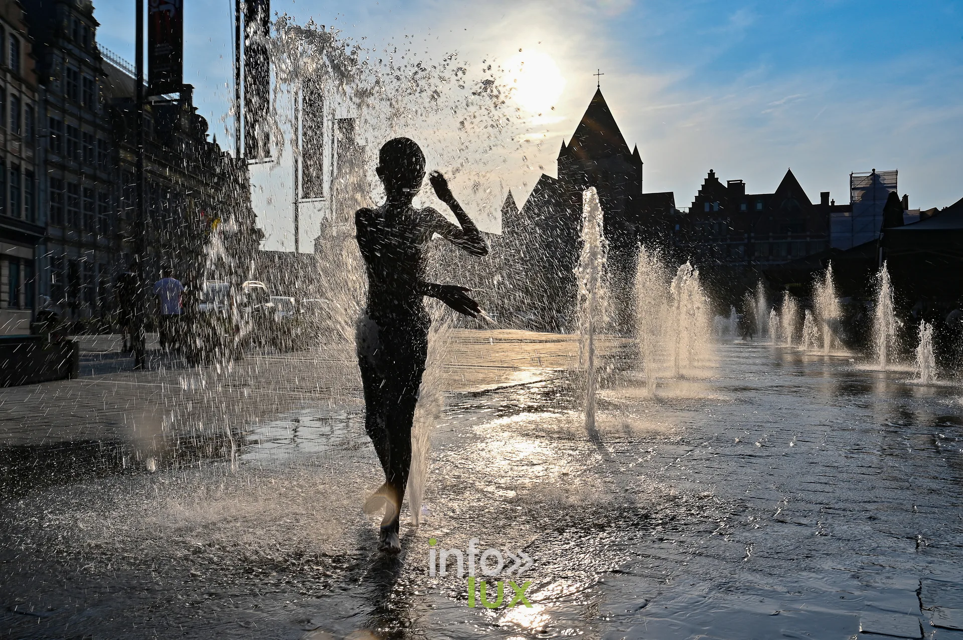 Silhouette d’une enfant dans les jets d’une fontaine, photo Dolorès Photographie