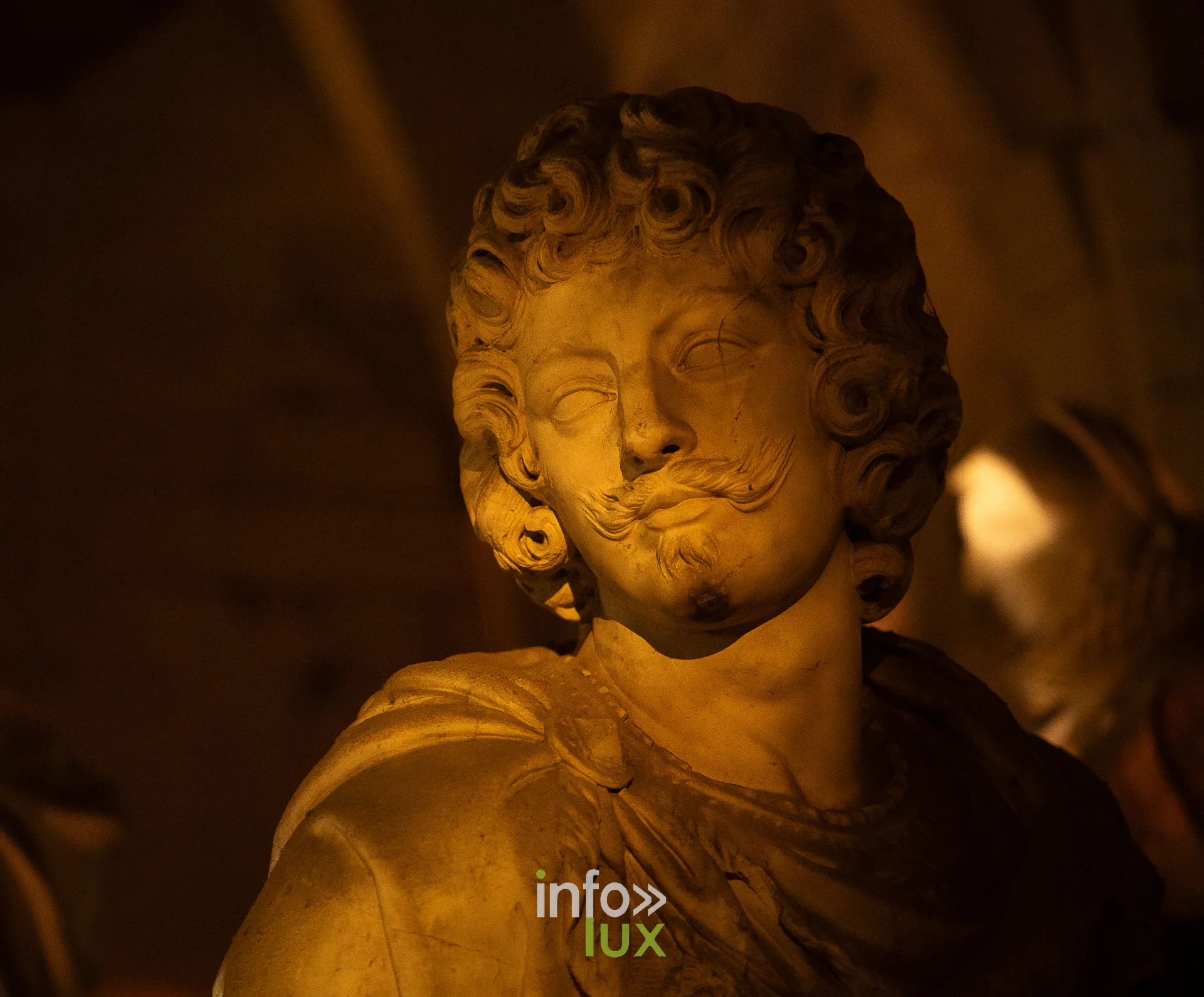 Statue sculptée d’un visage moustachu, photo Dolorès Photographie