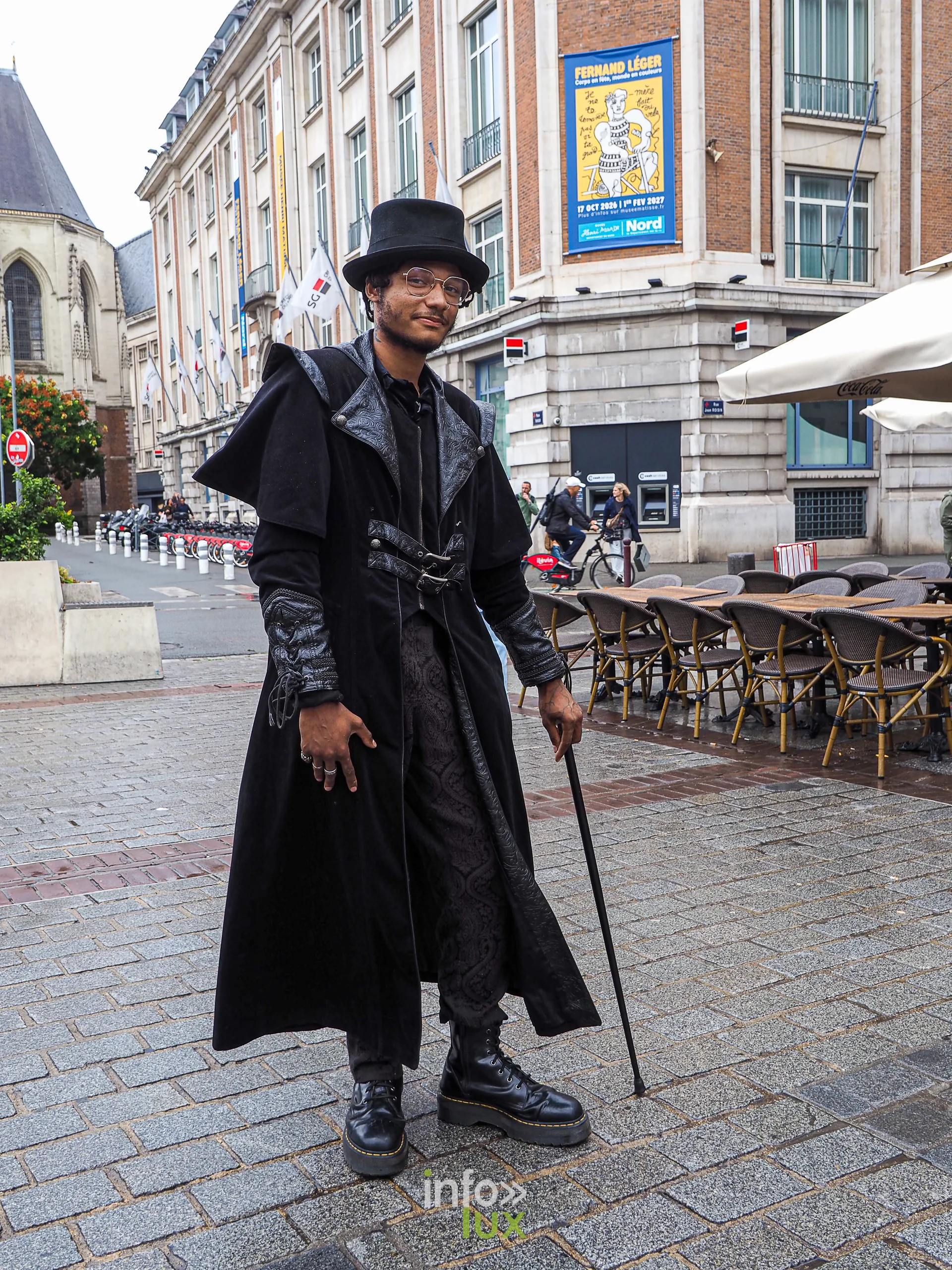 Homme en costume gothique et haut-de-forme sur une place, photo Dolorès Photographie