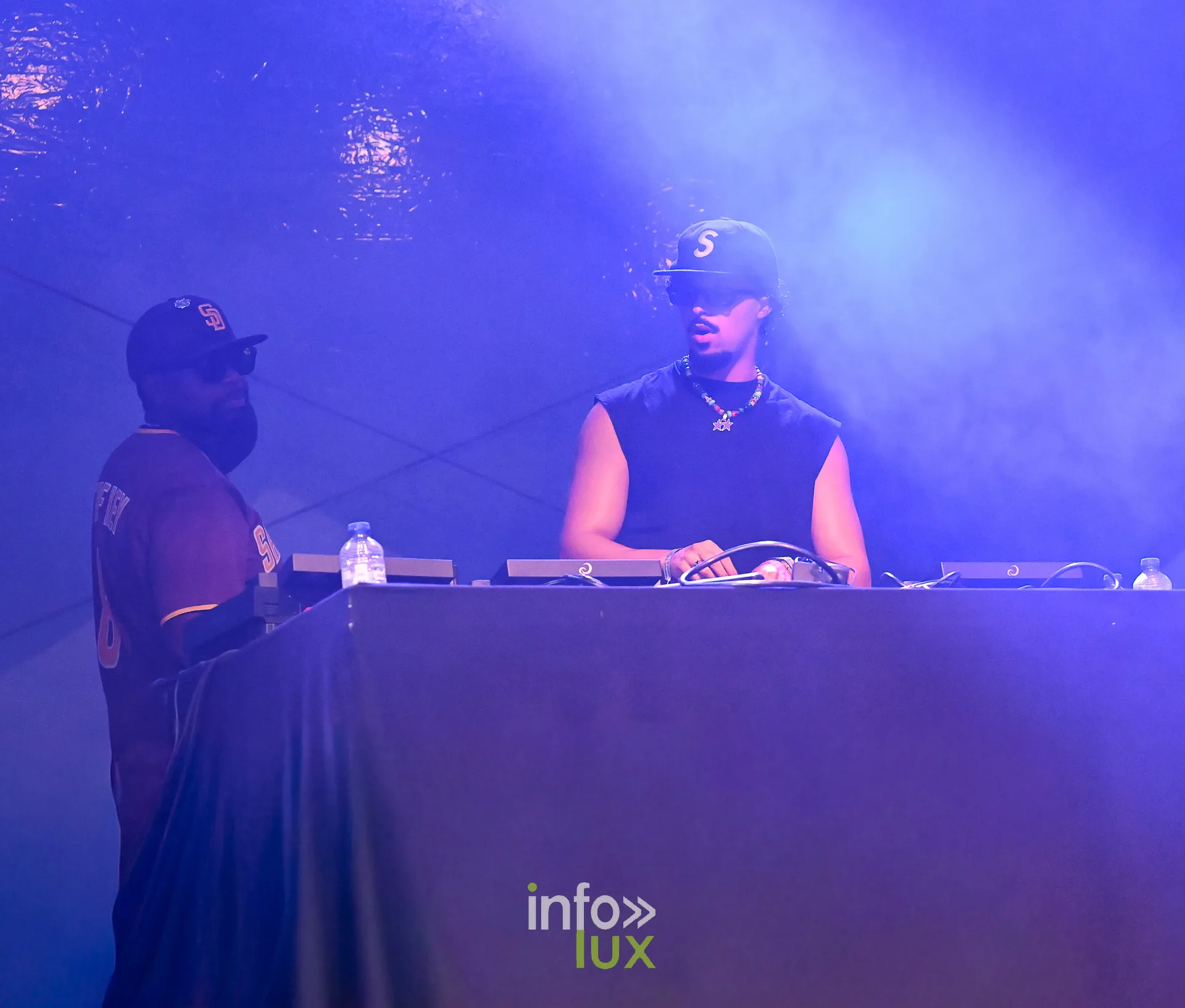 DJ aux platines sur scène, photo Dolorès Photographie