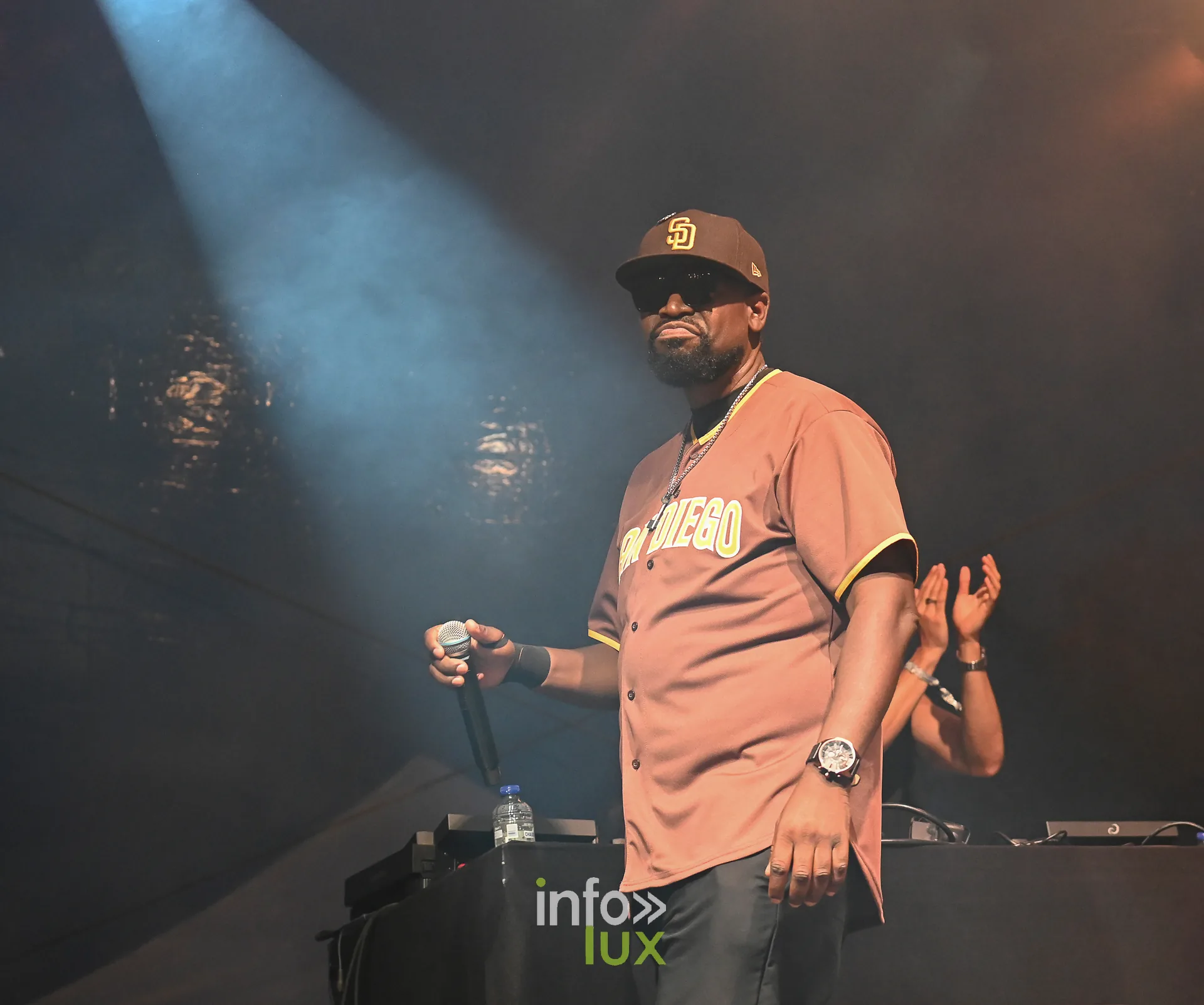 Rappeur au micro sur scène, photo Dolorès Photographie
