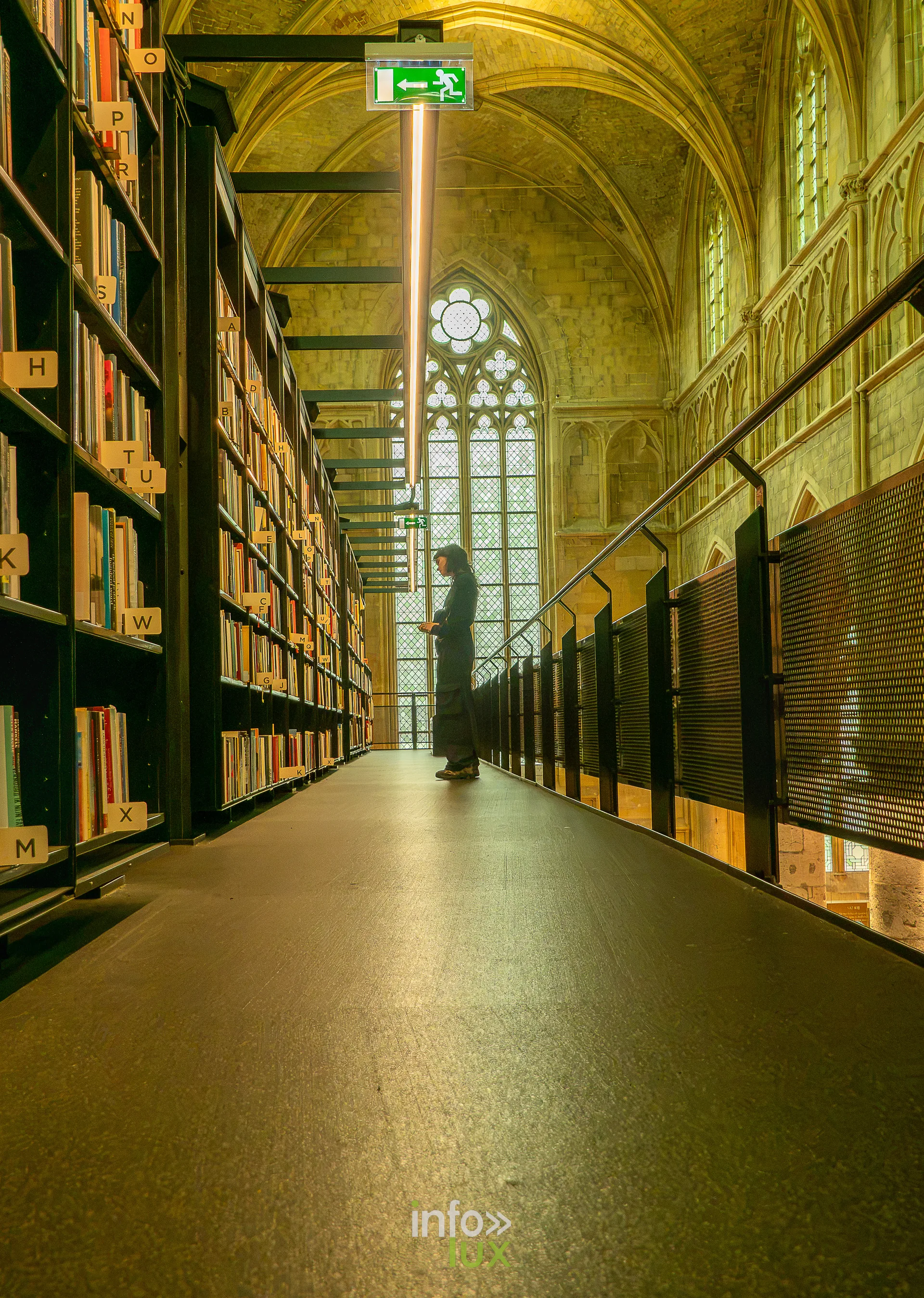 Librairie aux rayonnages installés dans une église gothique, photo Dolorès Photographie