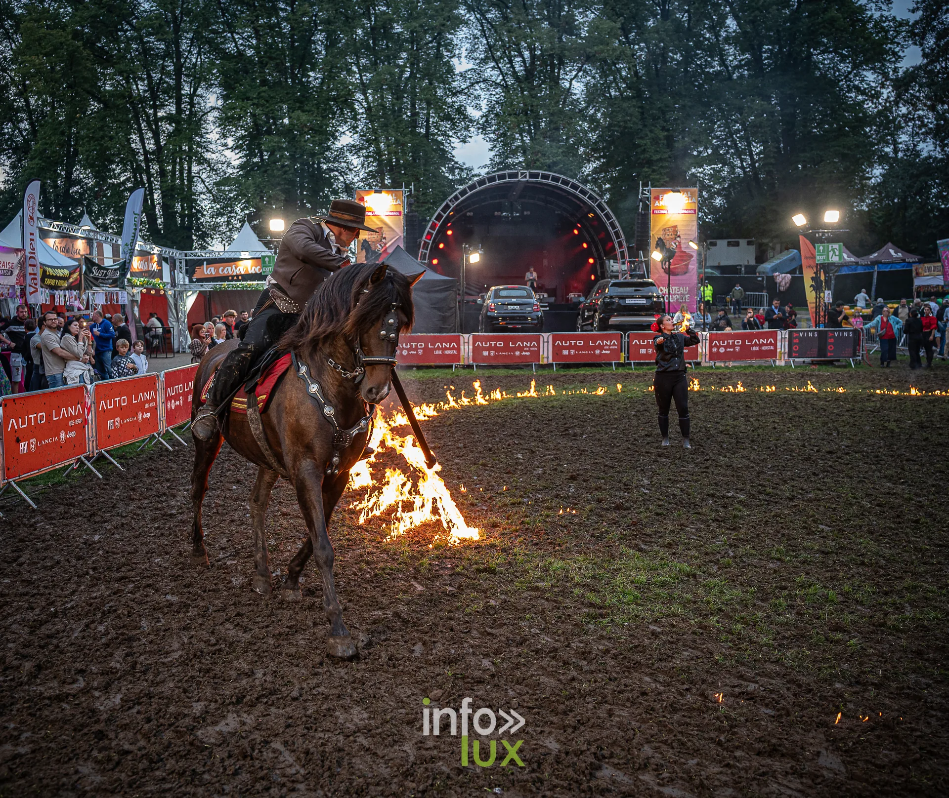 Cavalier sur un cheval cabré près d’un cercle de feu, photo Dolorès Photographie