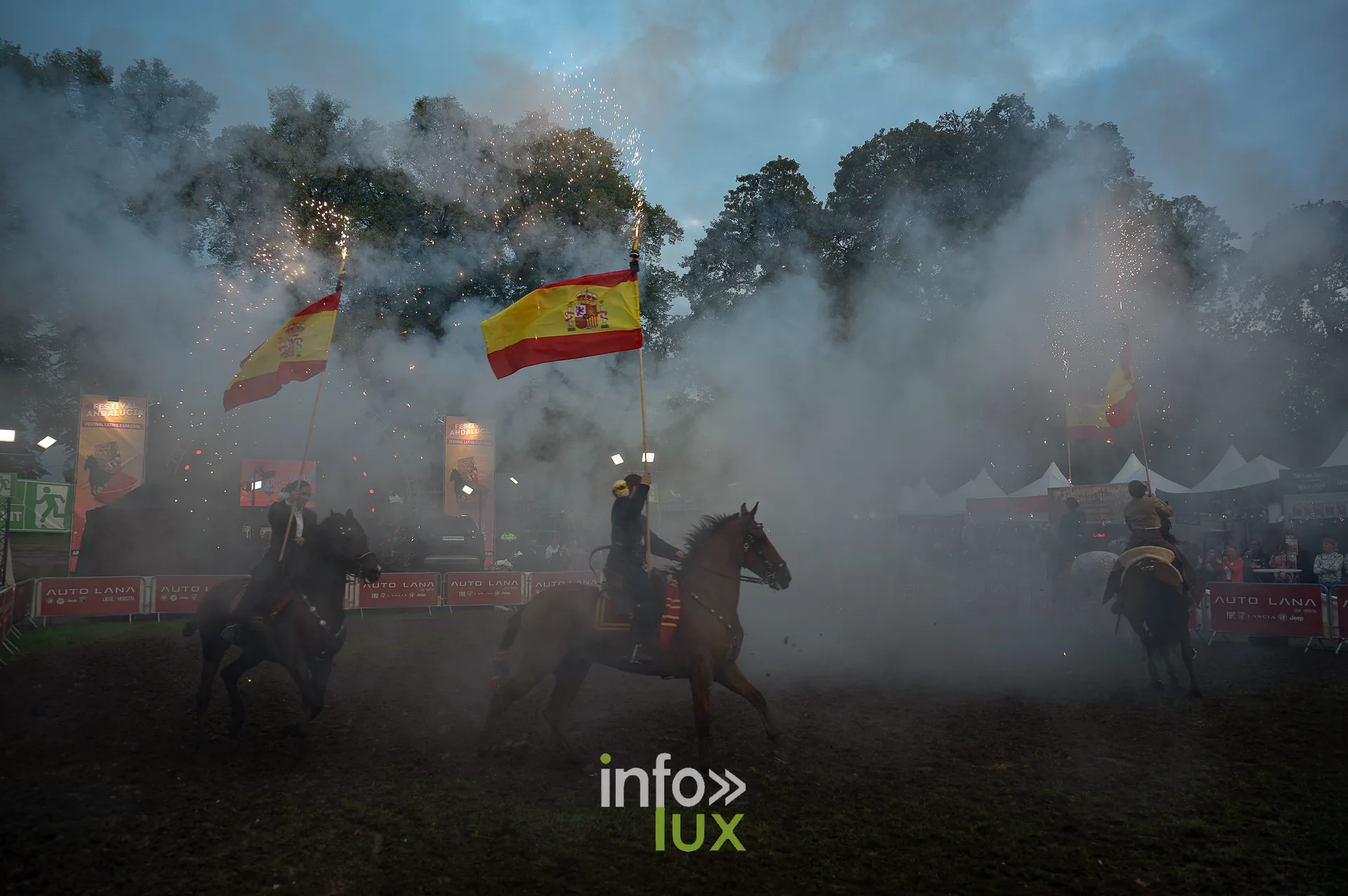 Cavaliers portant des drapeaux espagnols dans la fumée, photo Dolorès Photographie