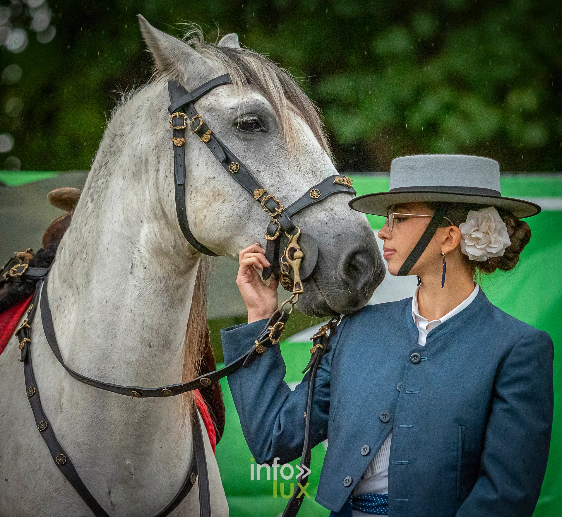 Cavalière en tenue andalouse et son cheval gris, photo Dolorès Photographie