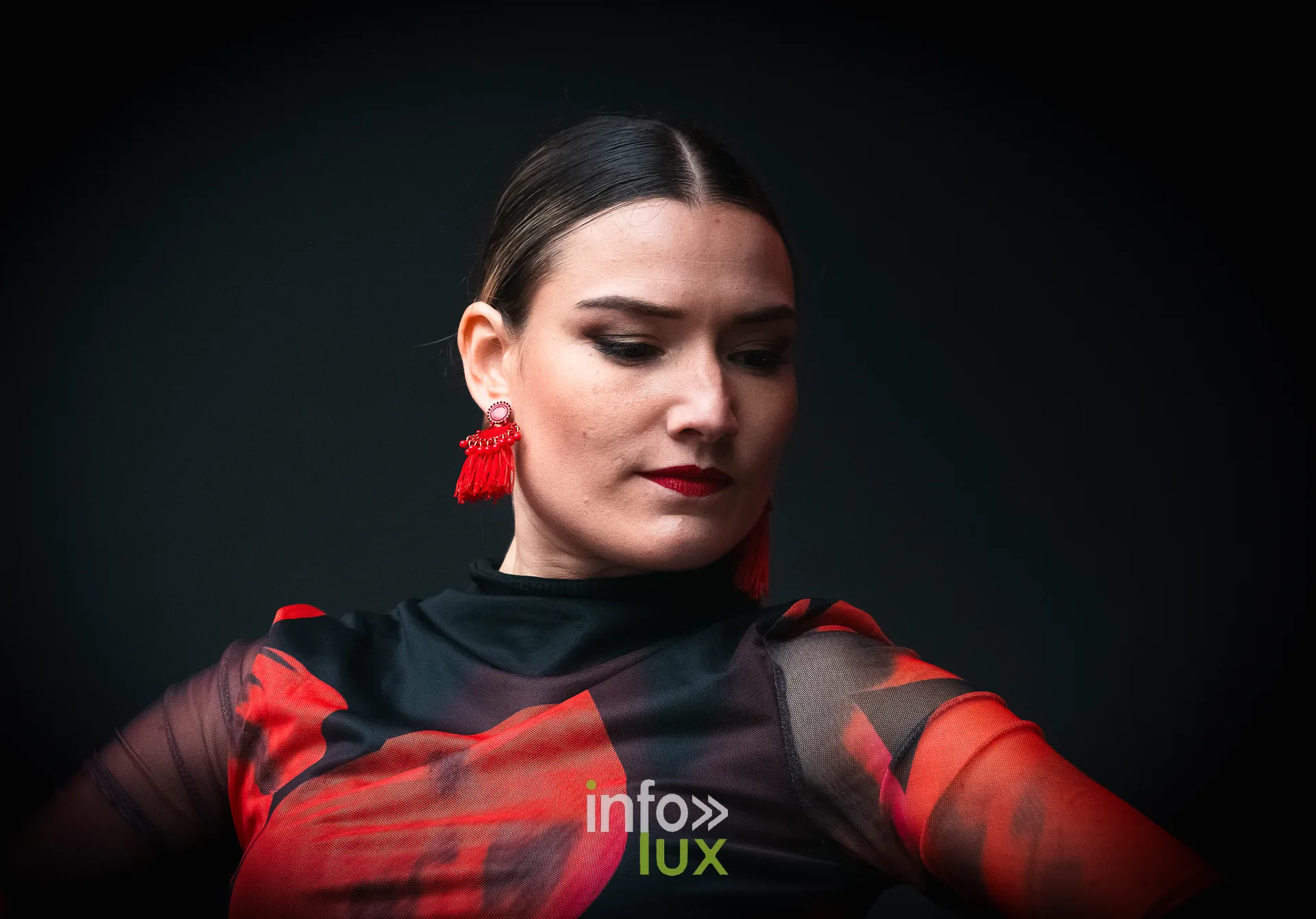 Portrait d’une danseuse aux boucles d’oreilles rouges, photo Dolorès Photographie