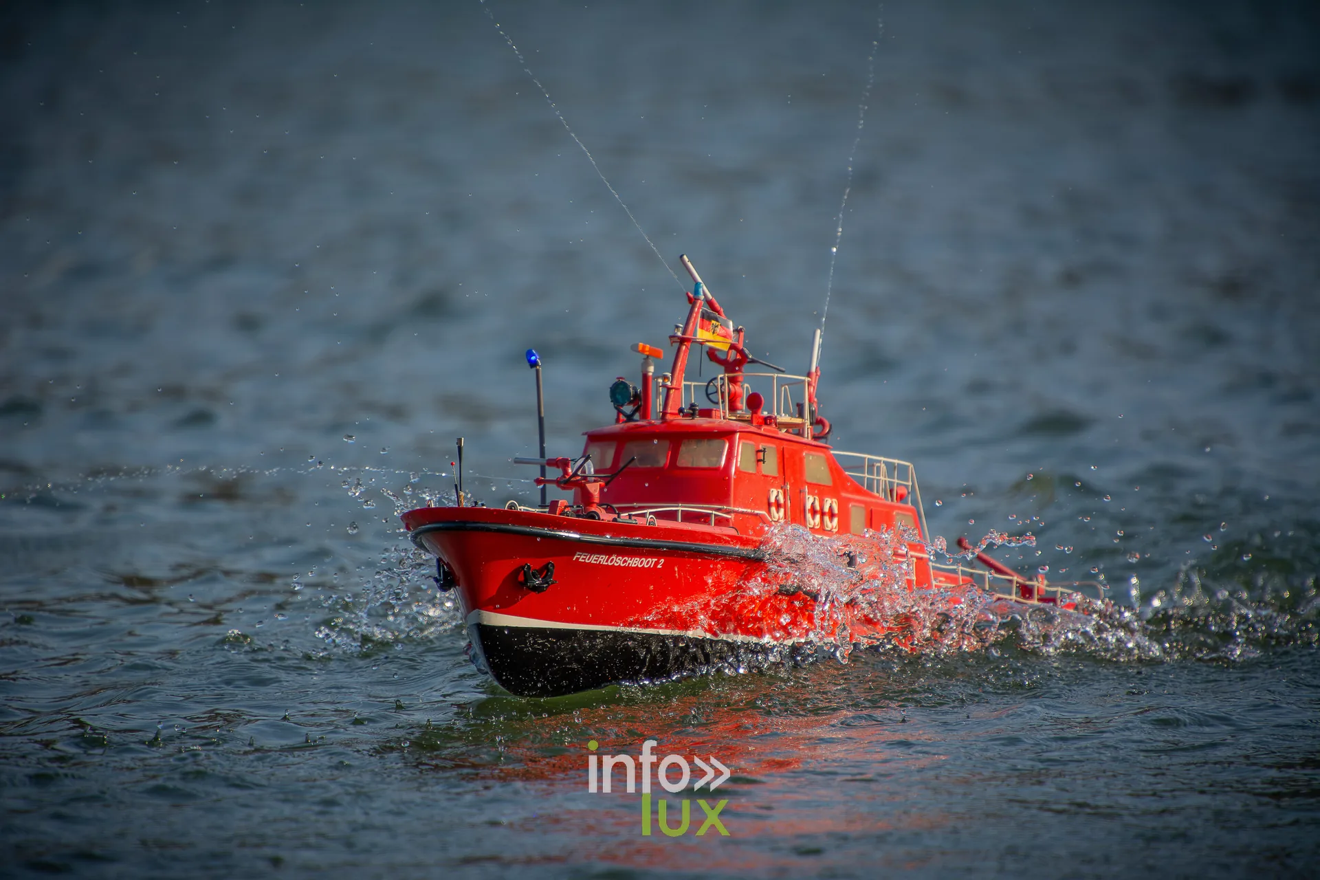 Bateau de pompiers miniature radiocommandé sur l’eau, photo Dolorès Photographie