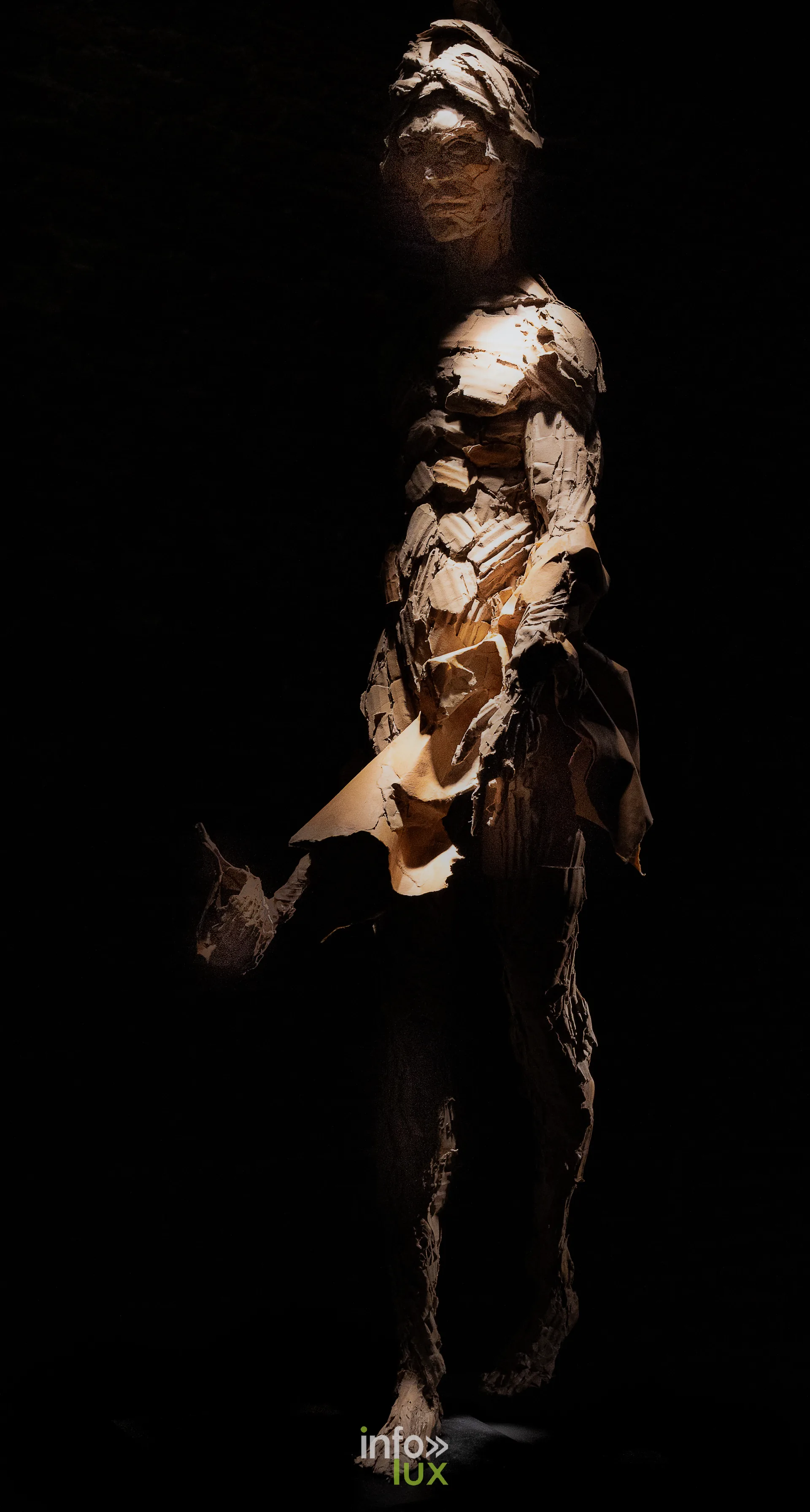 Sculpture d’un personnage dans la pénombre, photo Dolorès Photographie