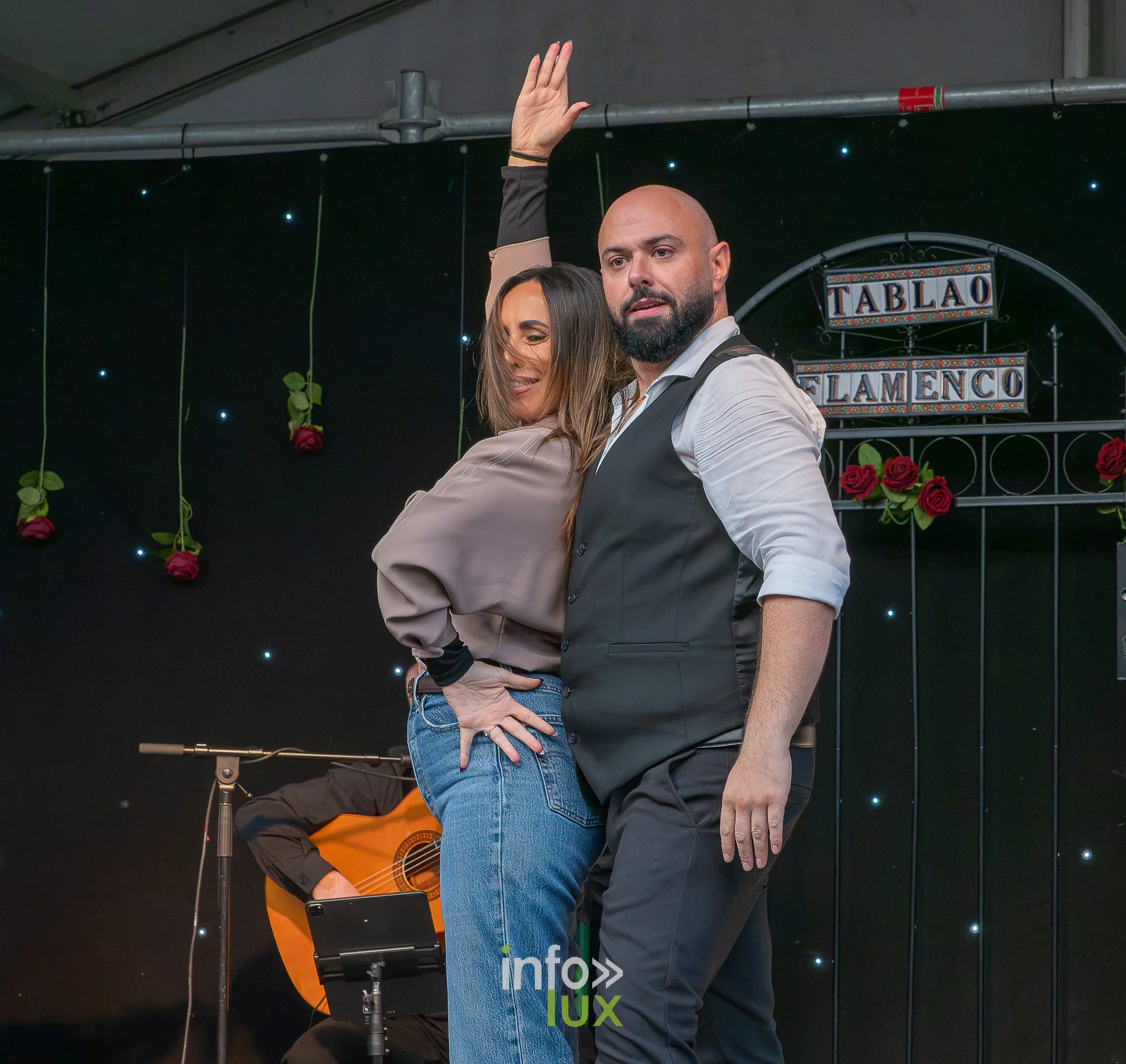 Couple de danseurs de flamenco sur scène, guitariste à l’arrière, photo Dolorès Photographie