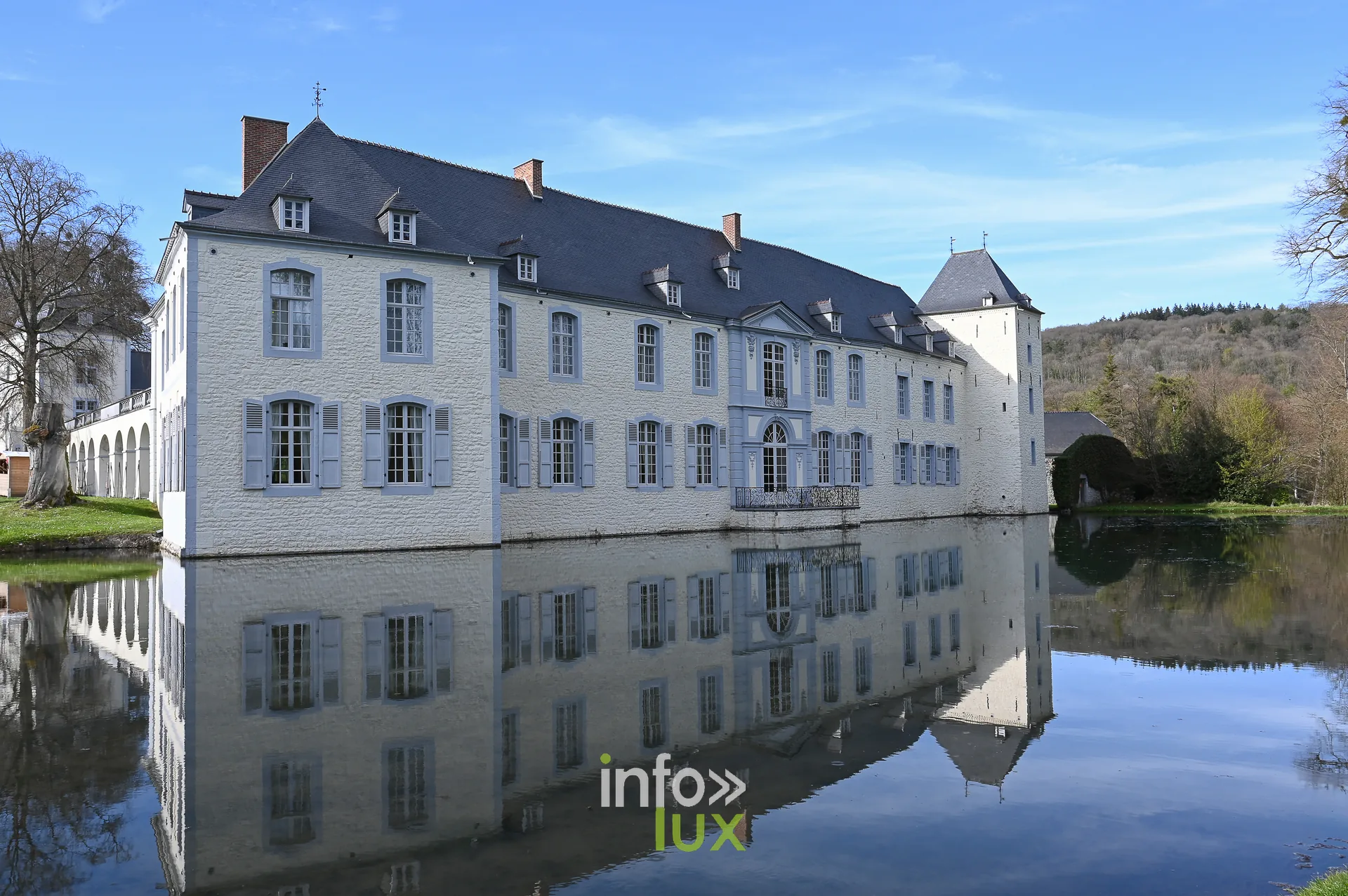 Château blanc reflété dans un étang, photo Dolorès Photographie
