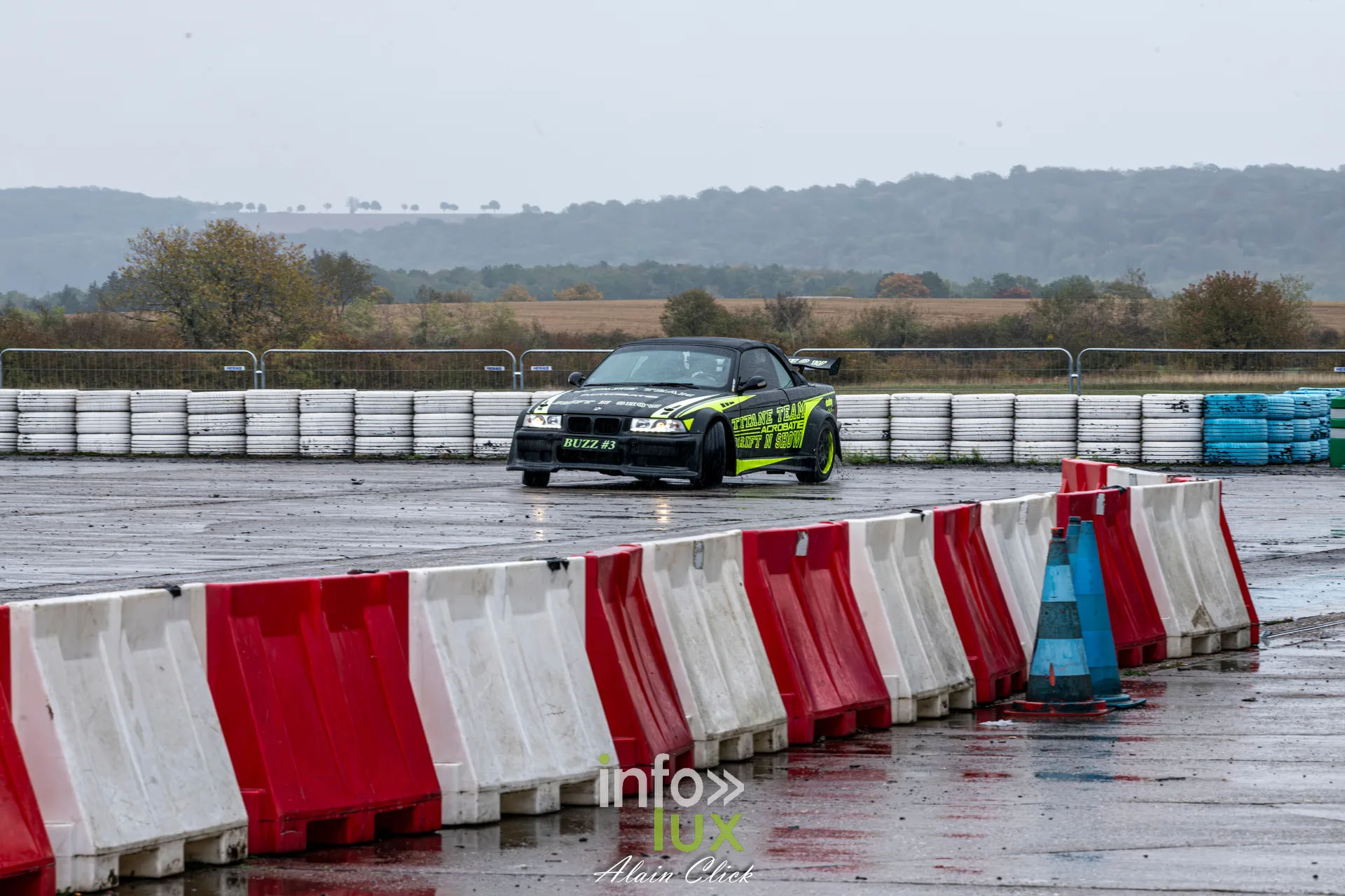 Dragster Stunt Show 2026 au circuit de Chambley : voiture de drift sur la piste (photo Alain Click)