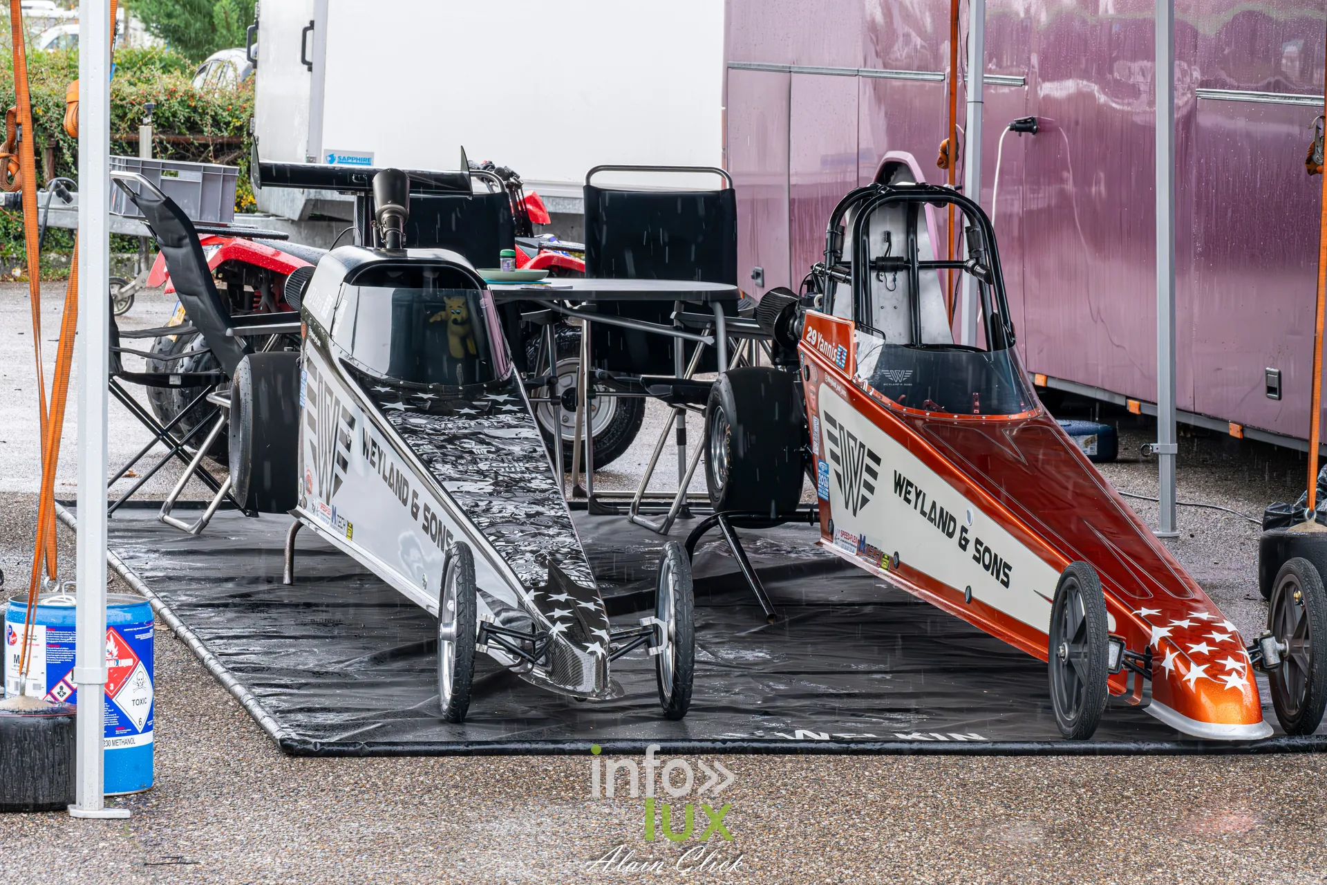 Dragster Stunt Show 2026 au circuit de Chambley : dragsters Weyland & Sons au paddock (photo Alain Click)