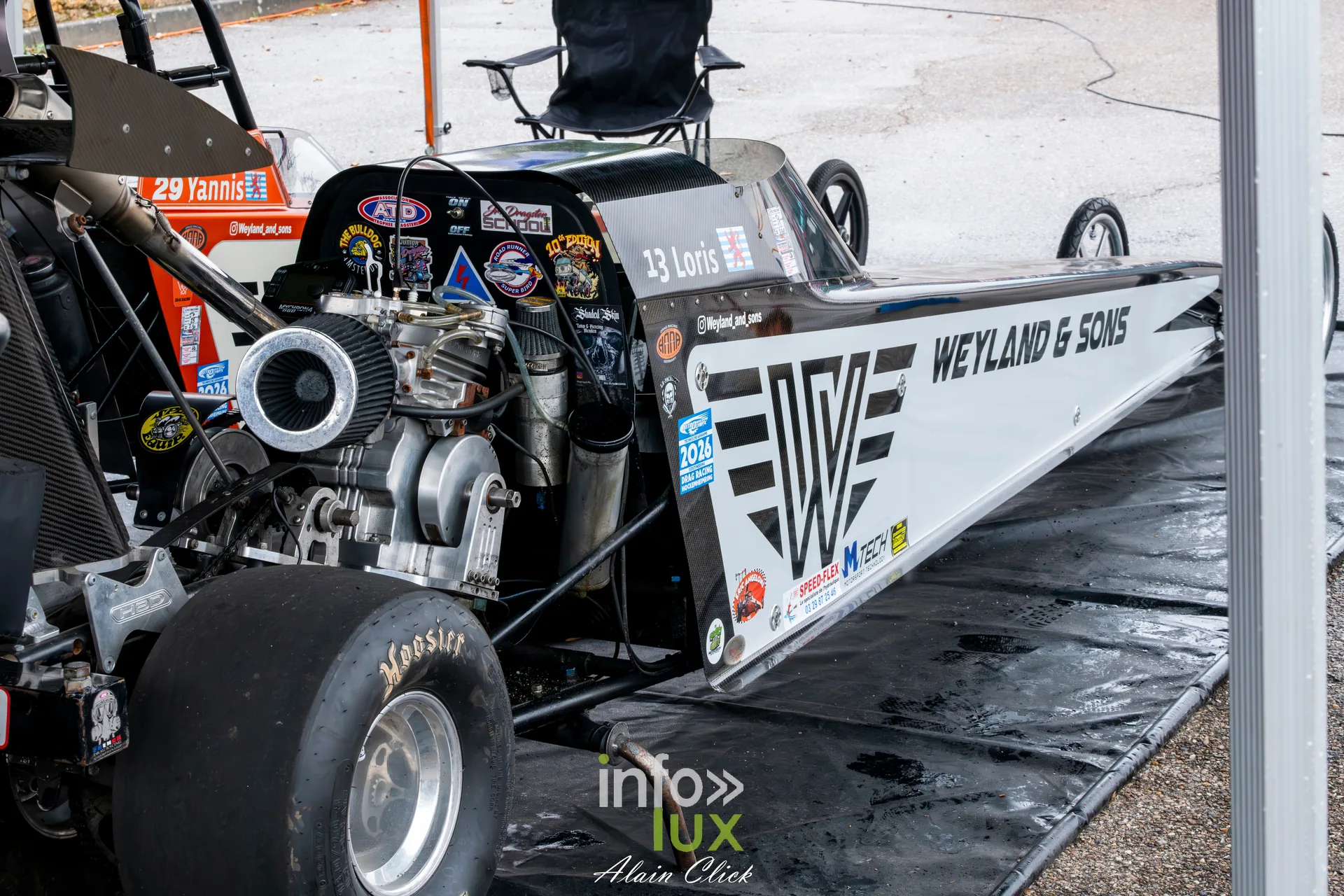 Dragster Stunt Show 2026 au circuit de Chambley : dragster Weyland & Sons au paddock (photo Alain Click)