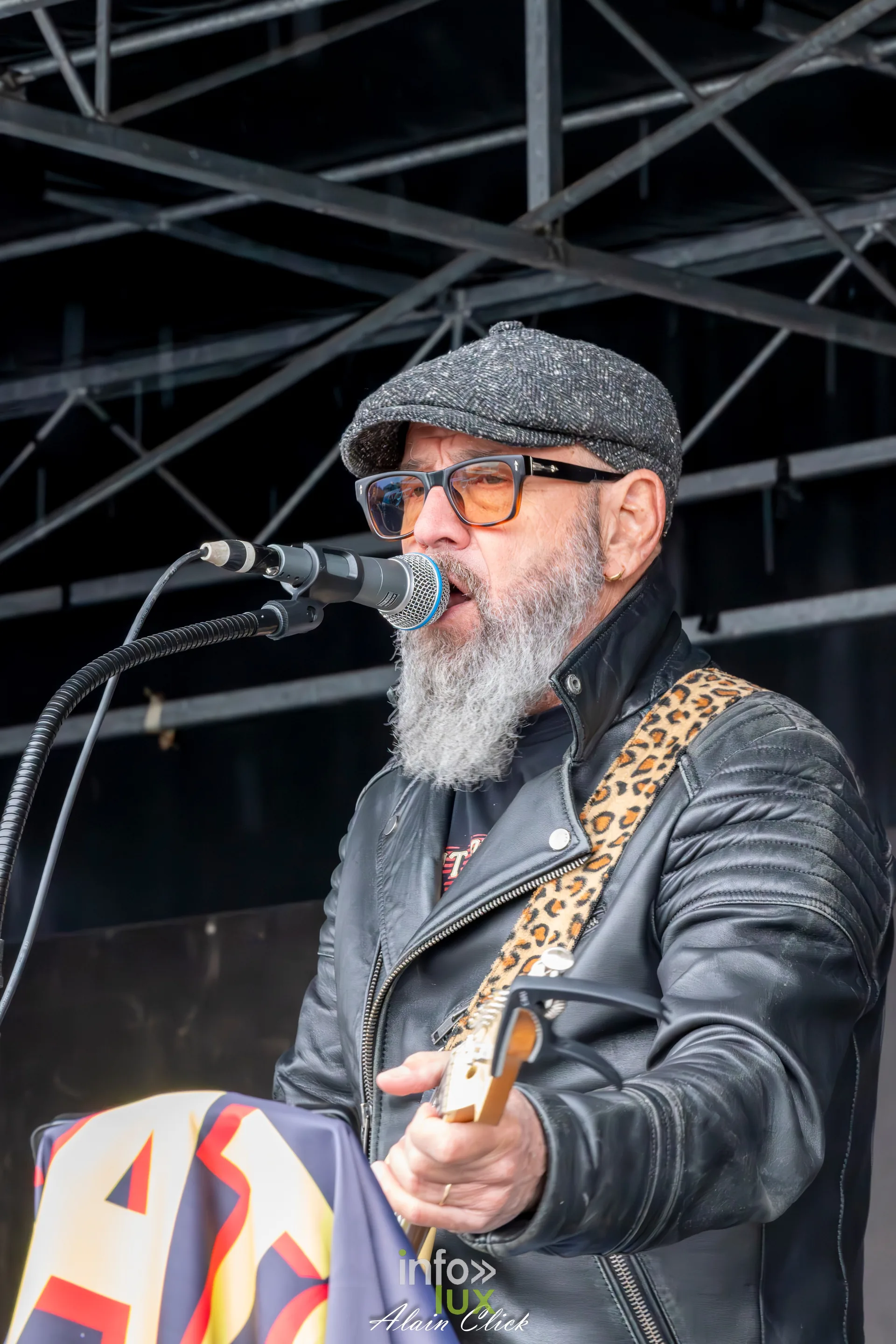 Dragster Stunt Show 2026 au circuit de Chambley : le chanteur-guitariste en concert sur la scène du circuit (photo Alain Click)