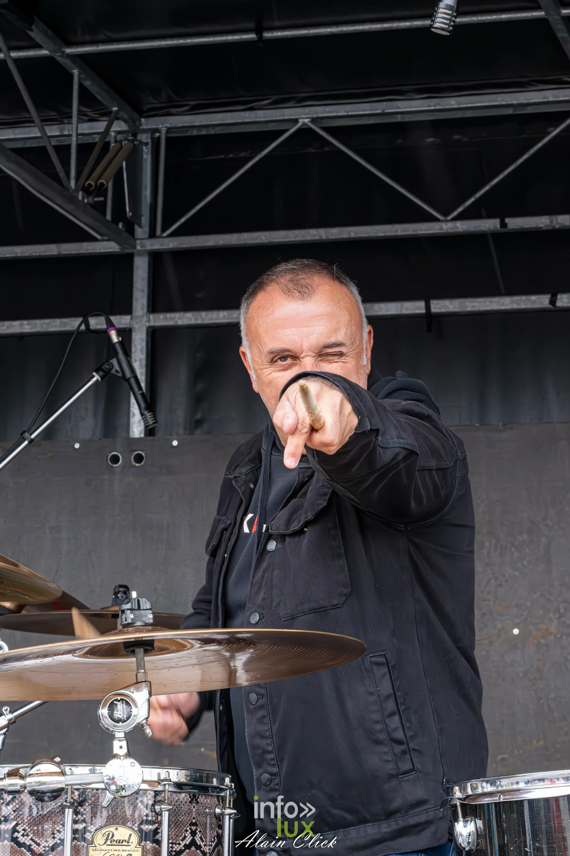 Dragster Stunt Show 2026 au circuit de Chambley : le batteur en concert sur la scène du circuit (photo Alain Click)